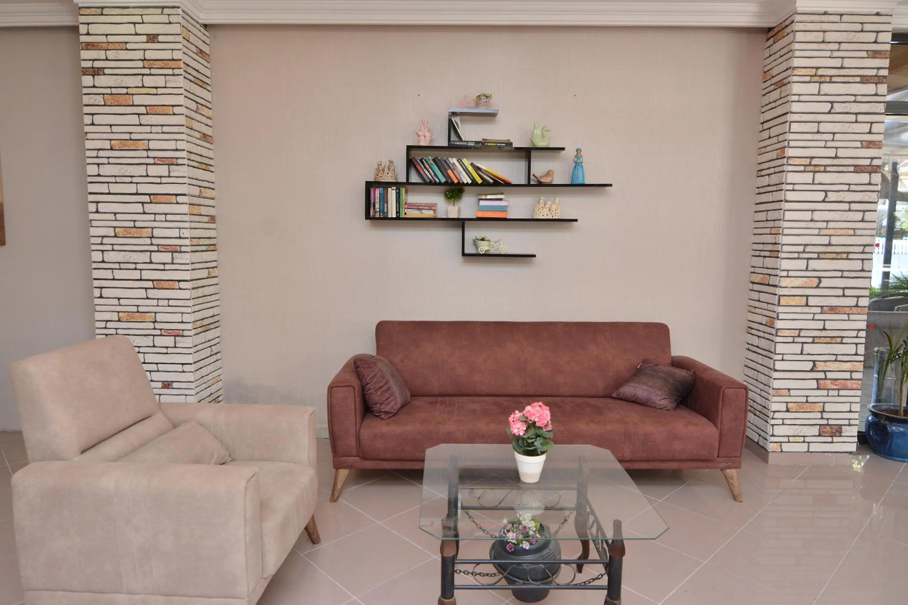 Seating area in Rose Garden Apart Hotel