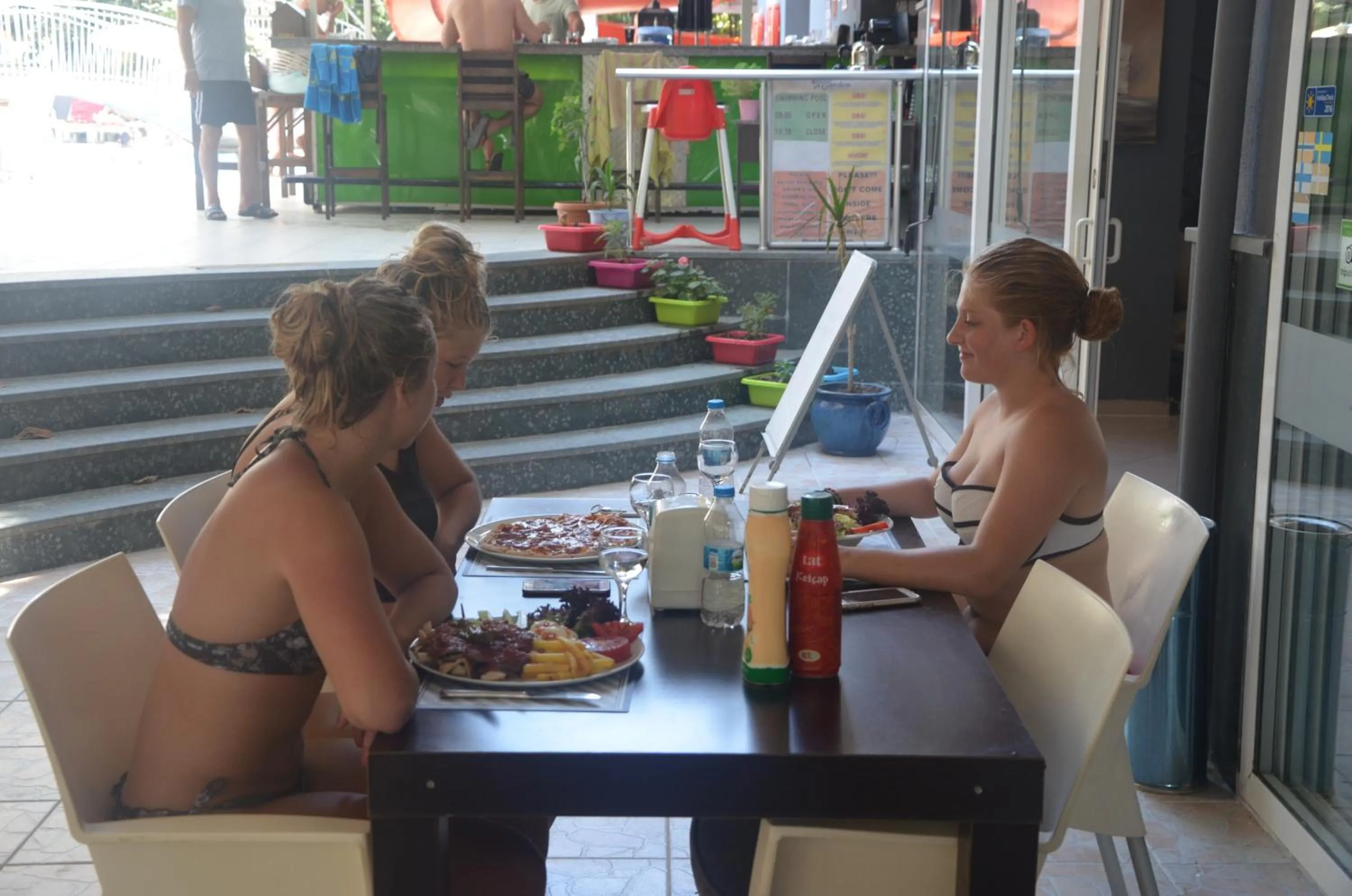 Restaurant/places to eat in Rose Garden Apart Hotel