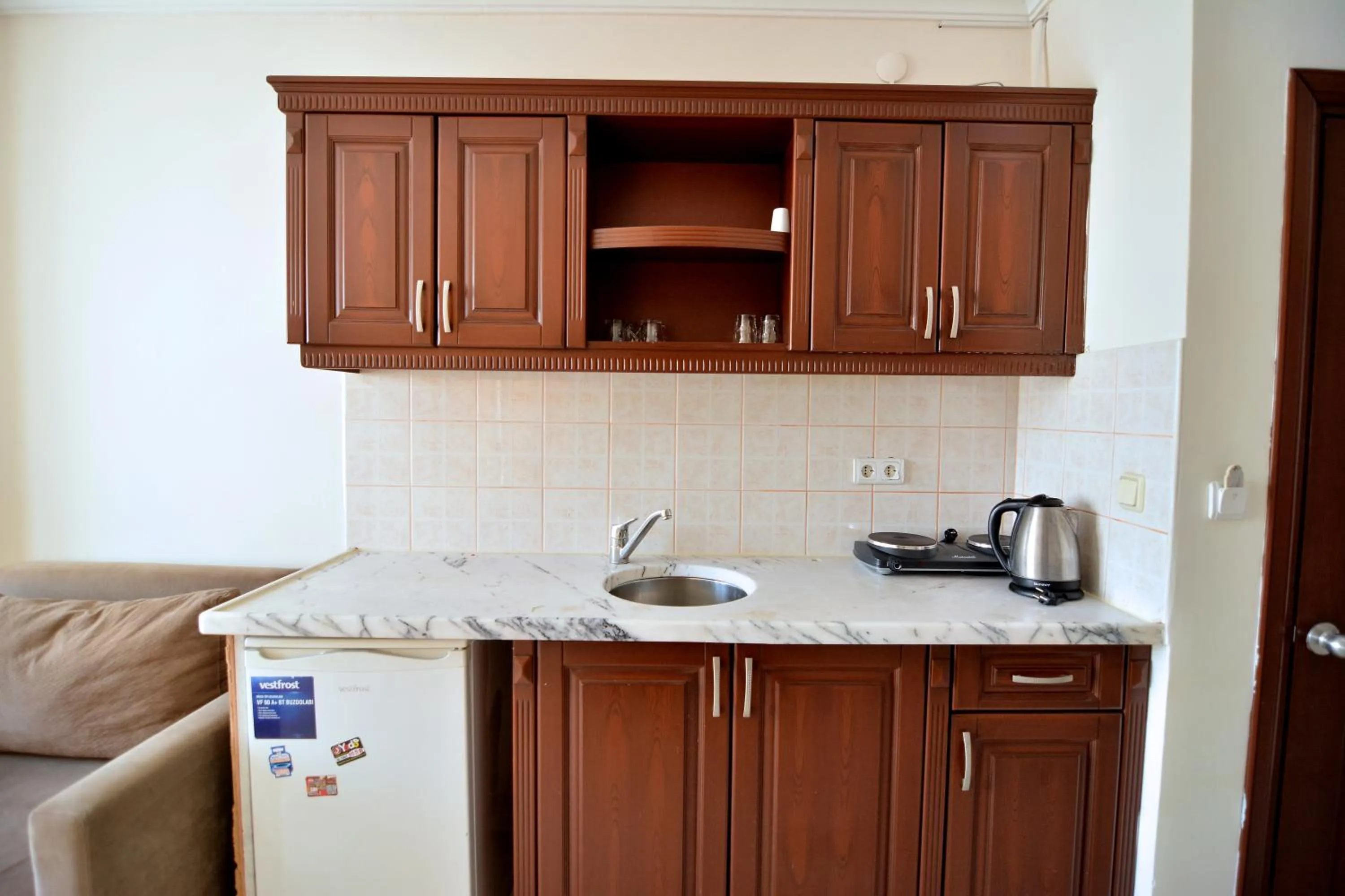 Kitchen or kitchenette in Rose Garden Apart Hotel