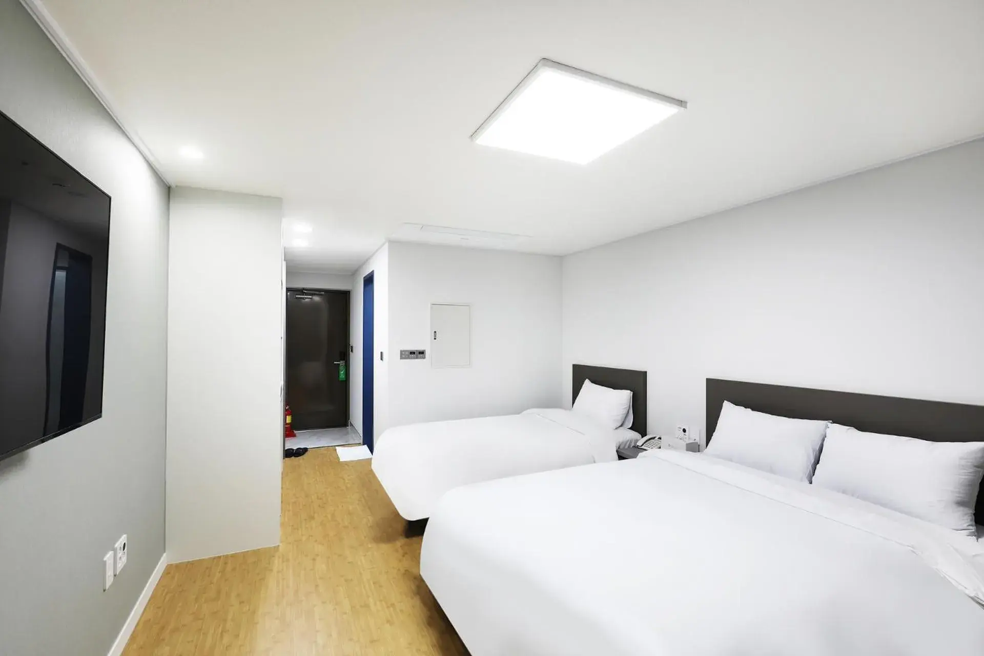 TV and multimedia, Bed in Mokpo Ocean Hotel TV and multimedia, Bed in Mokpo Ocean Hotel