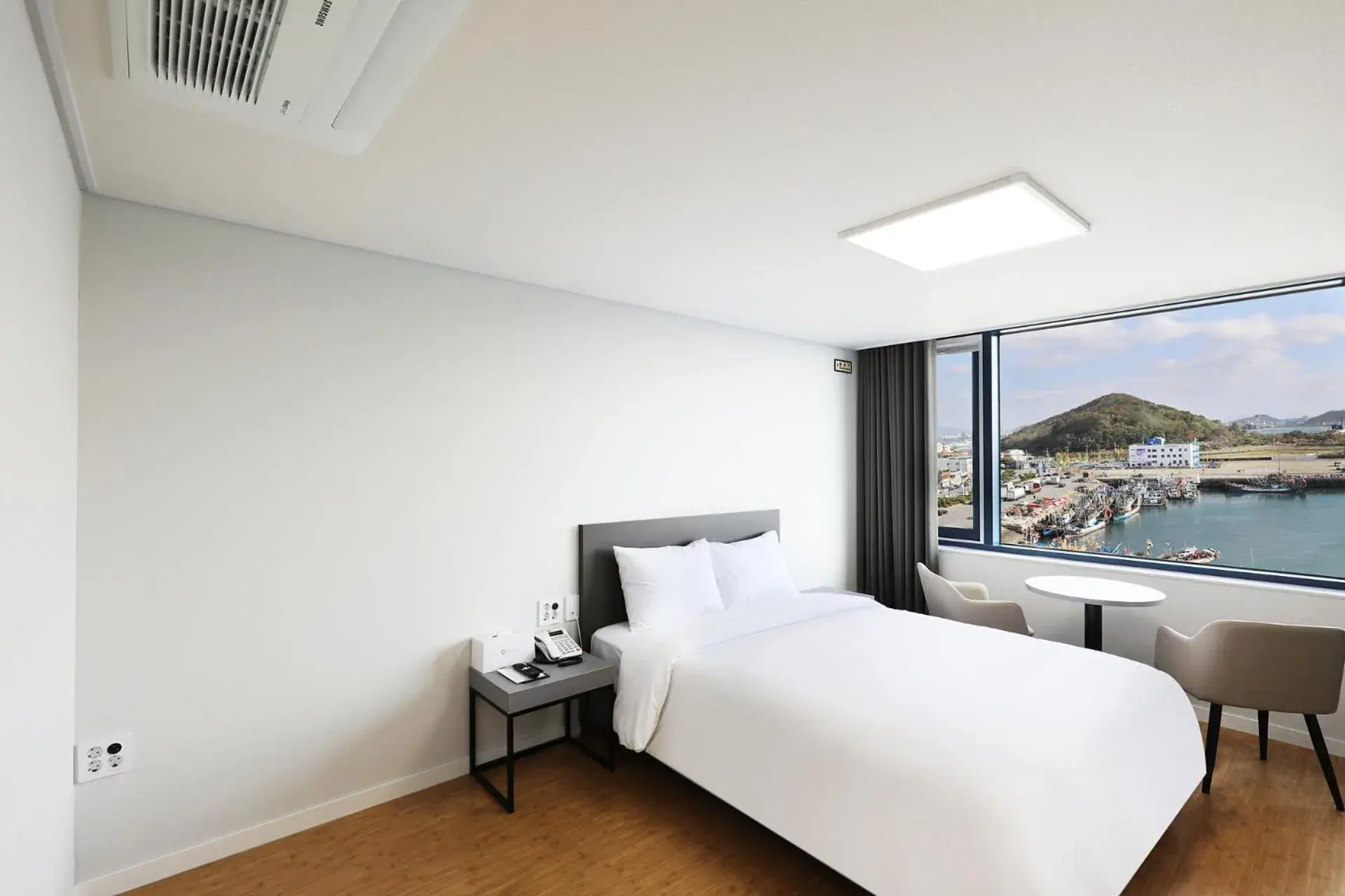 Photo of the whole room, Bed in Mokpo Ocean Hotel Photo of the whole room, Bed in Mokpo Ocean Hotel