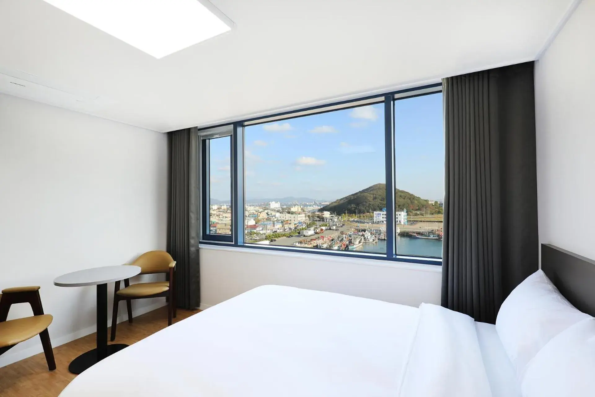 Property building, Bed in Mokpo Ocean Hotel Property building, Bed in Mokpo Ocean Hotel