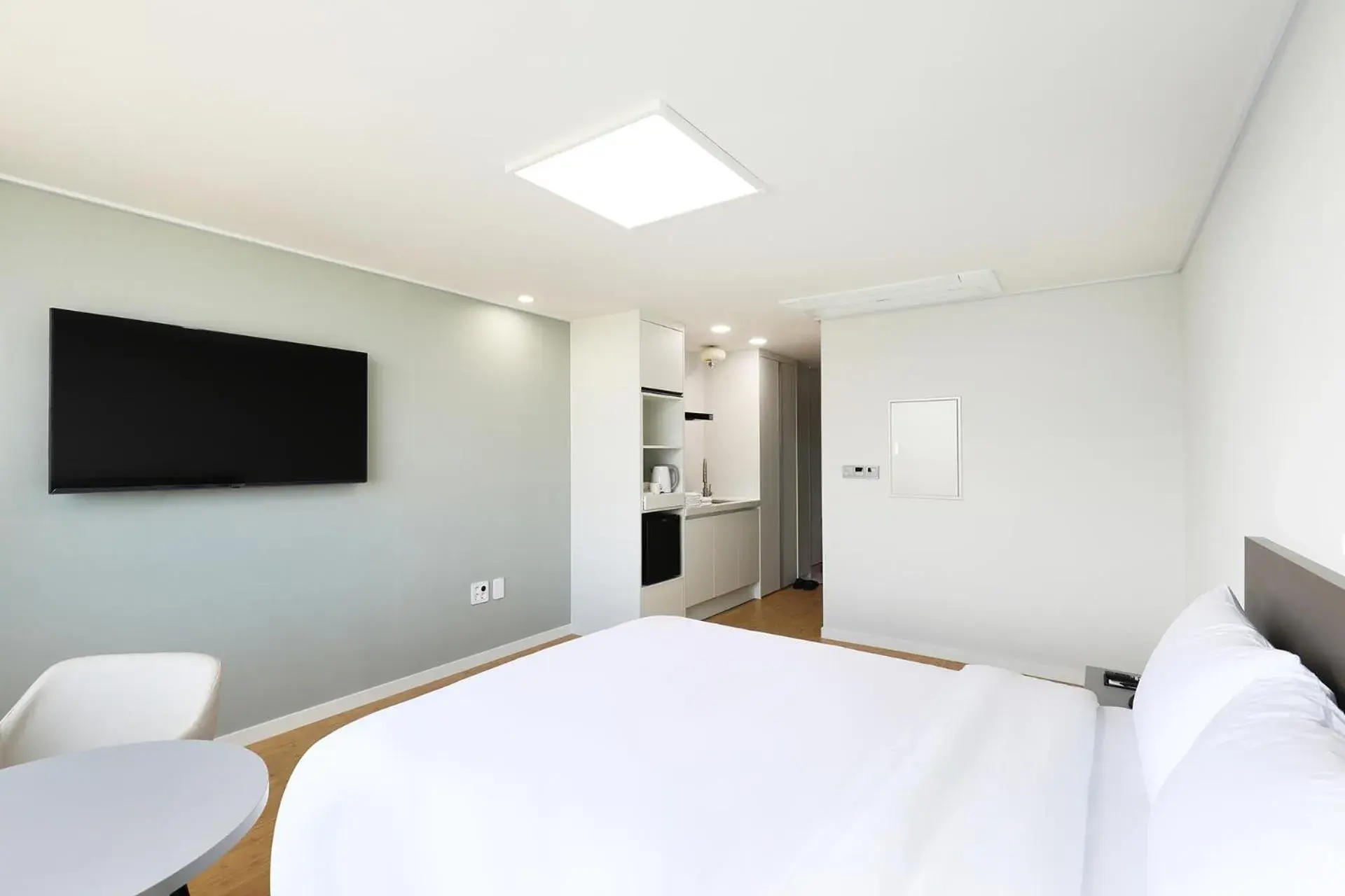 TV and multimedia, Bed in Mokpo Ocean Hotel TV and multimedia, Bed in Mokpo Ocean Hotel