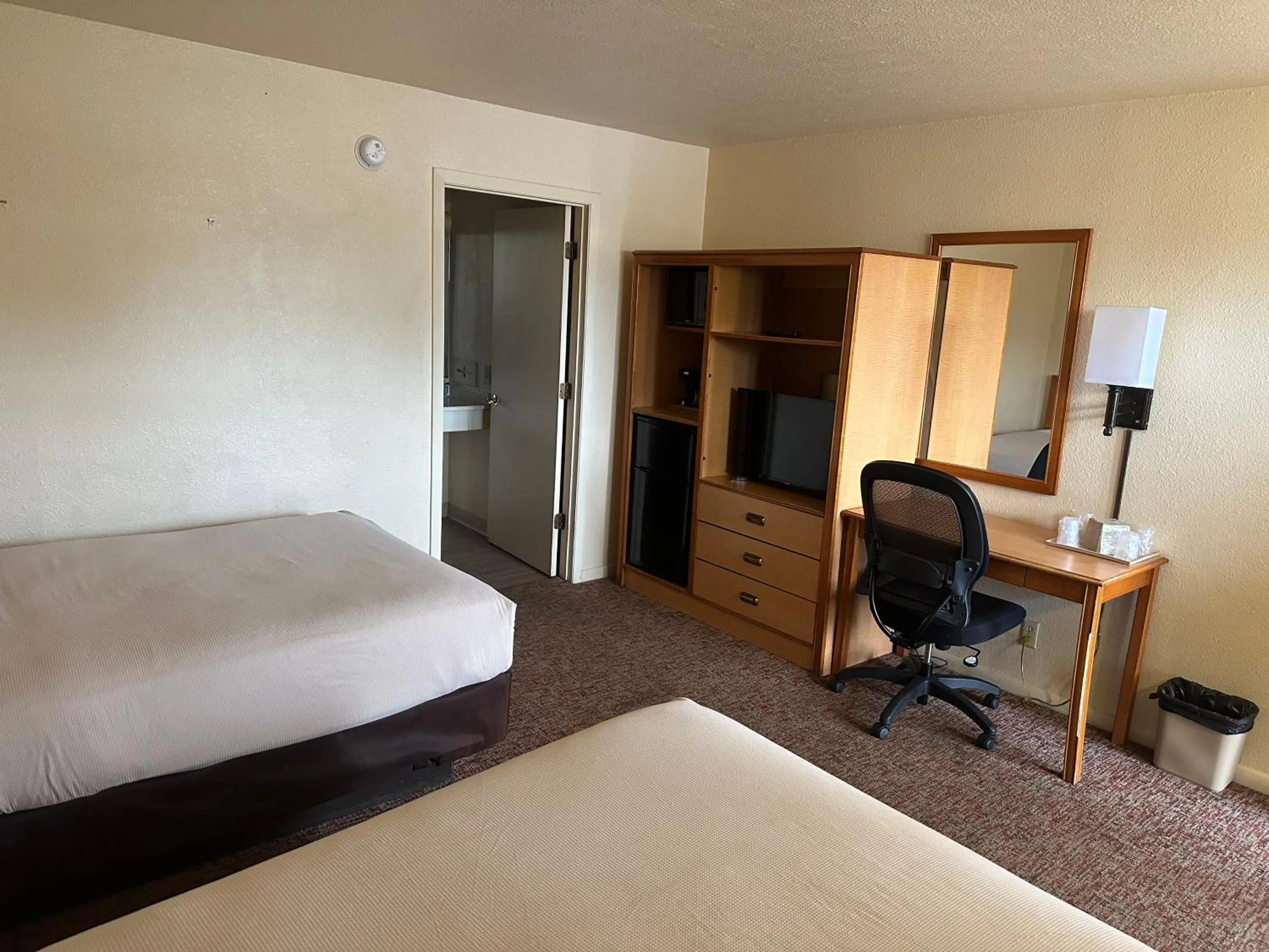 TV and multimedia, Bed in Big Bend Traveler's Inn