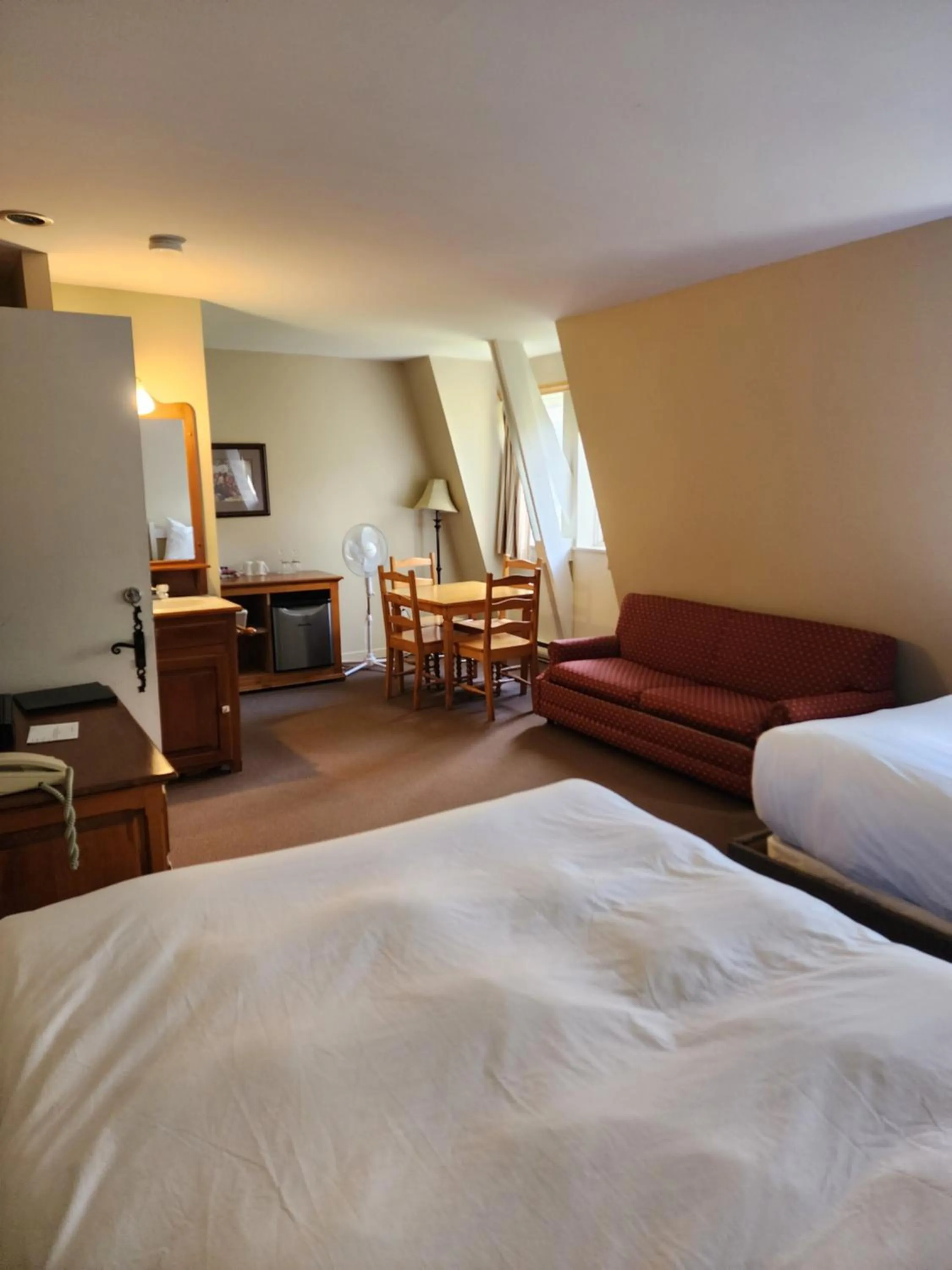 Photo of the whole room, Bed in Auberge des Nuages