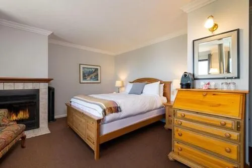 Photo of the whole room, Bed in Auberge des Nuages