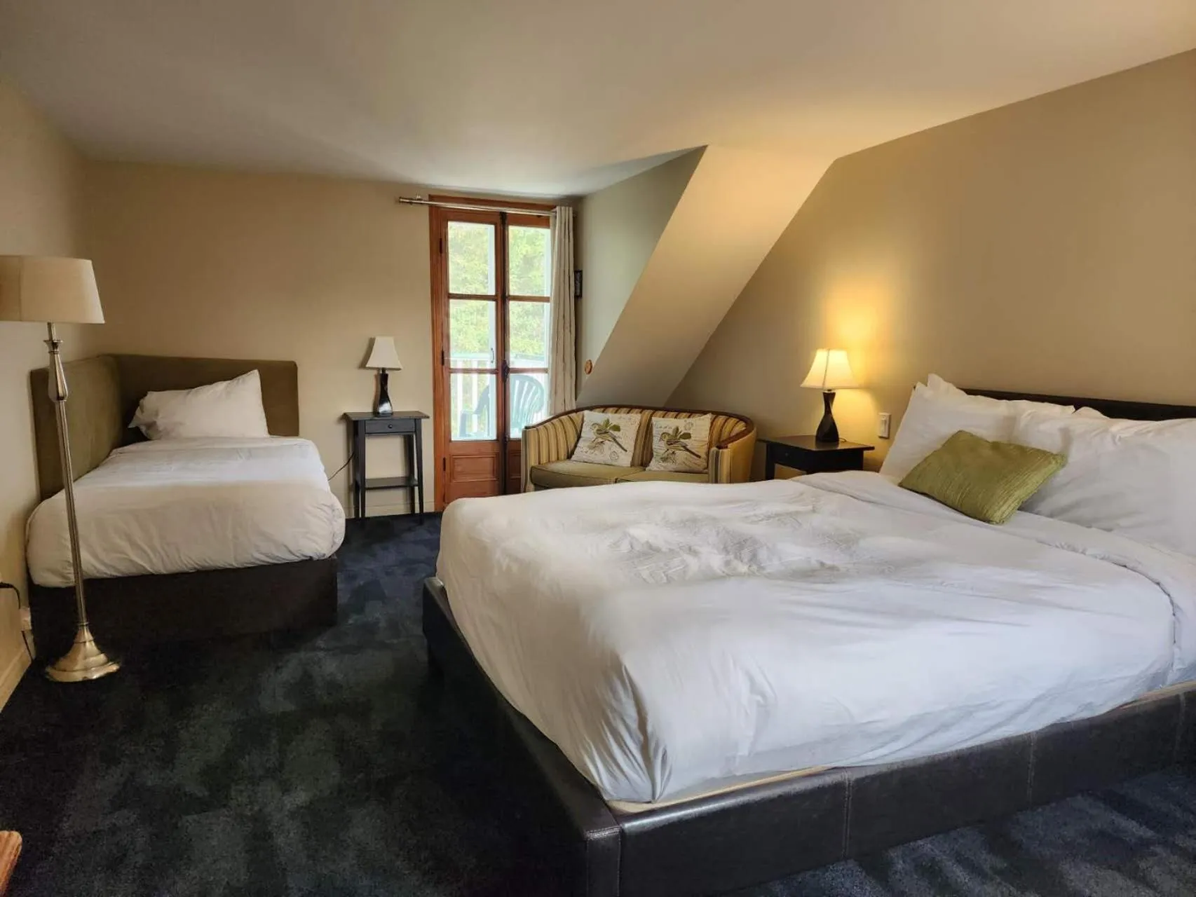 Photo of the whole room, Bed in Auberge des Nuages