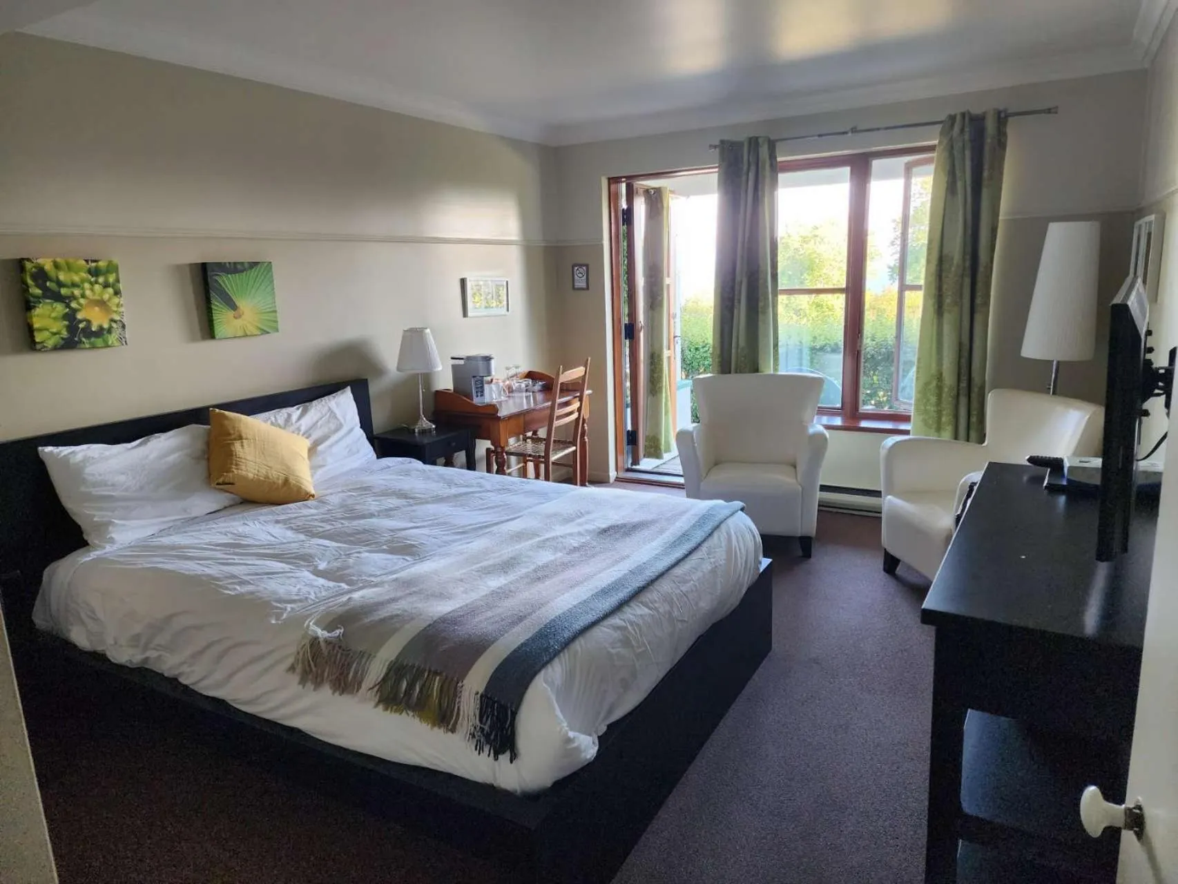 Photo of the whole room, Bed in Auberge des Nuages