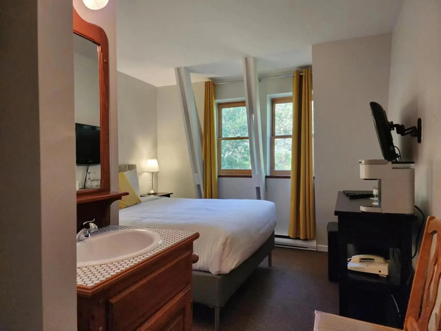 Photo of the whole room, Bed in Auberge des Nuages