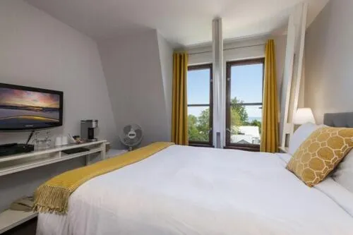 Photo of the whole room, Bed in Auberge des Nuages