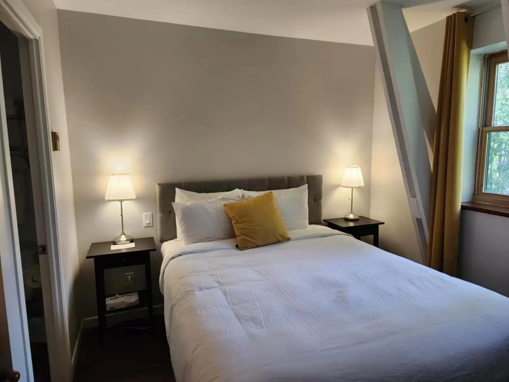 Photo of the whole room, Bed in Auberge des Nuages