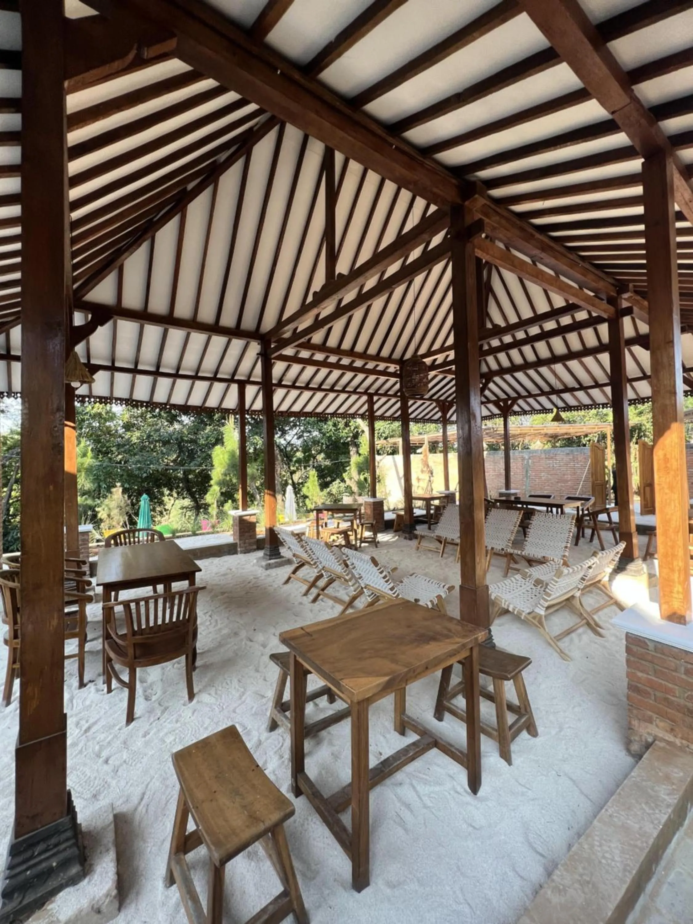 Restaurant/places to eat in Point of View Hotel & Resort Majalengka