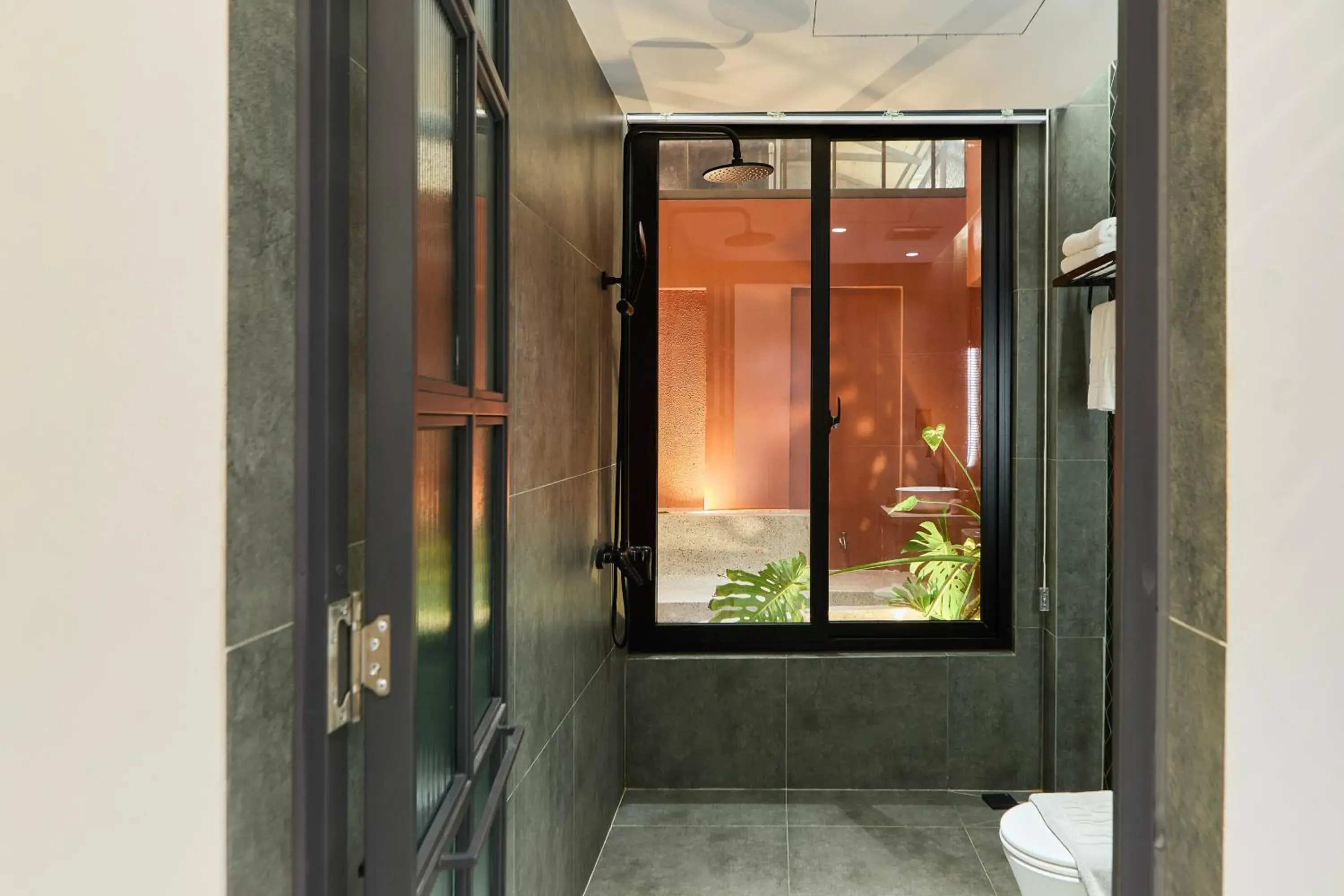 Shower in Kin Wander Tân Phong, The Moonage Shower in Kin Wander Tân Phong, The Moonage