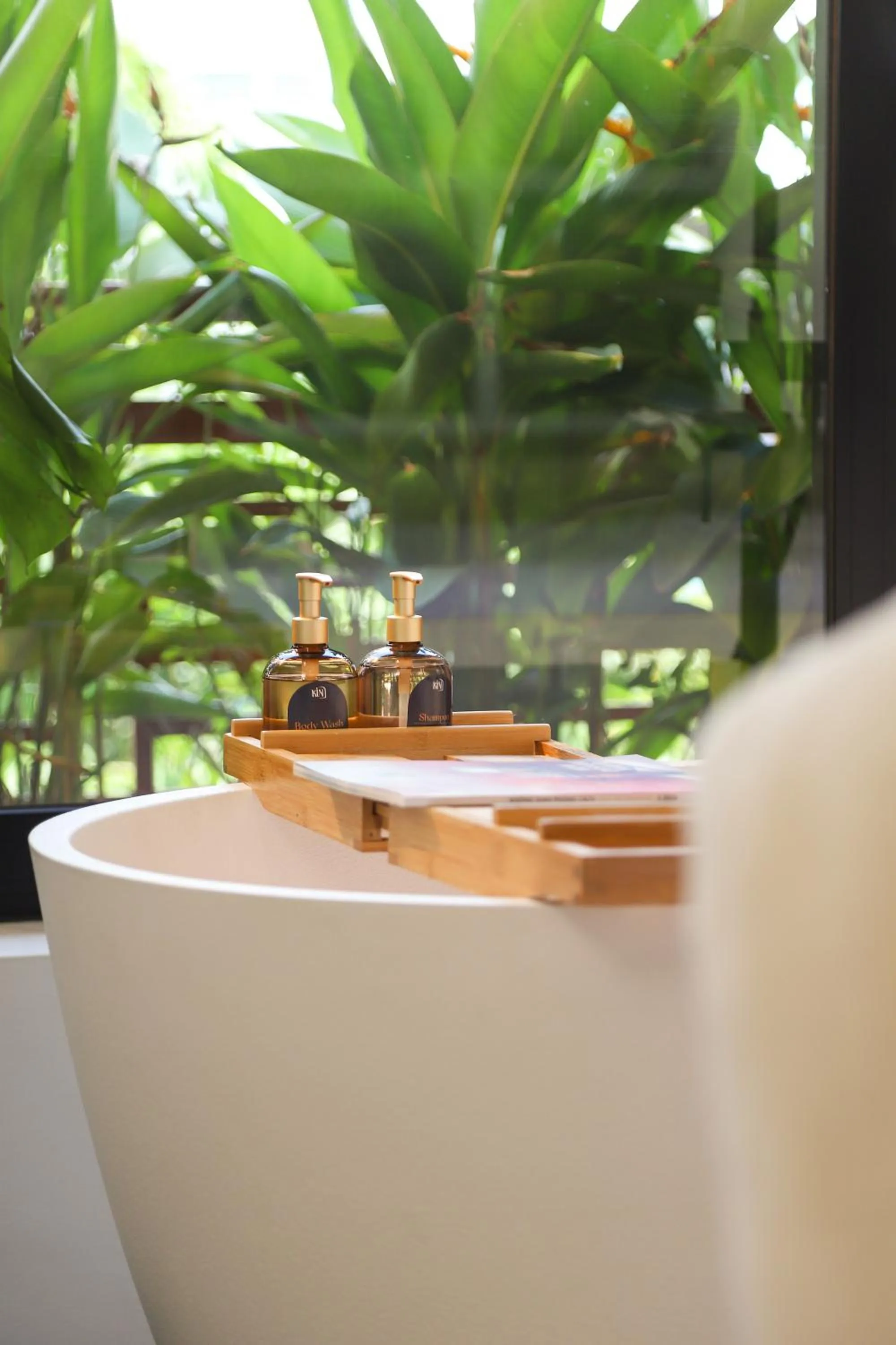 Hot Tub in Kin Wander Tân Phong, The Moonage