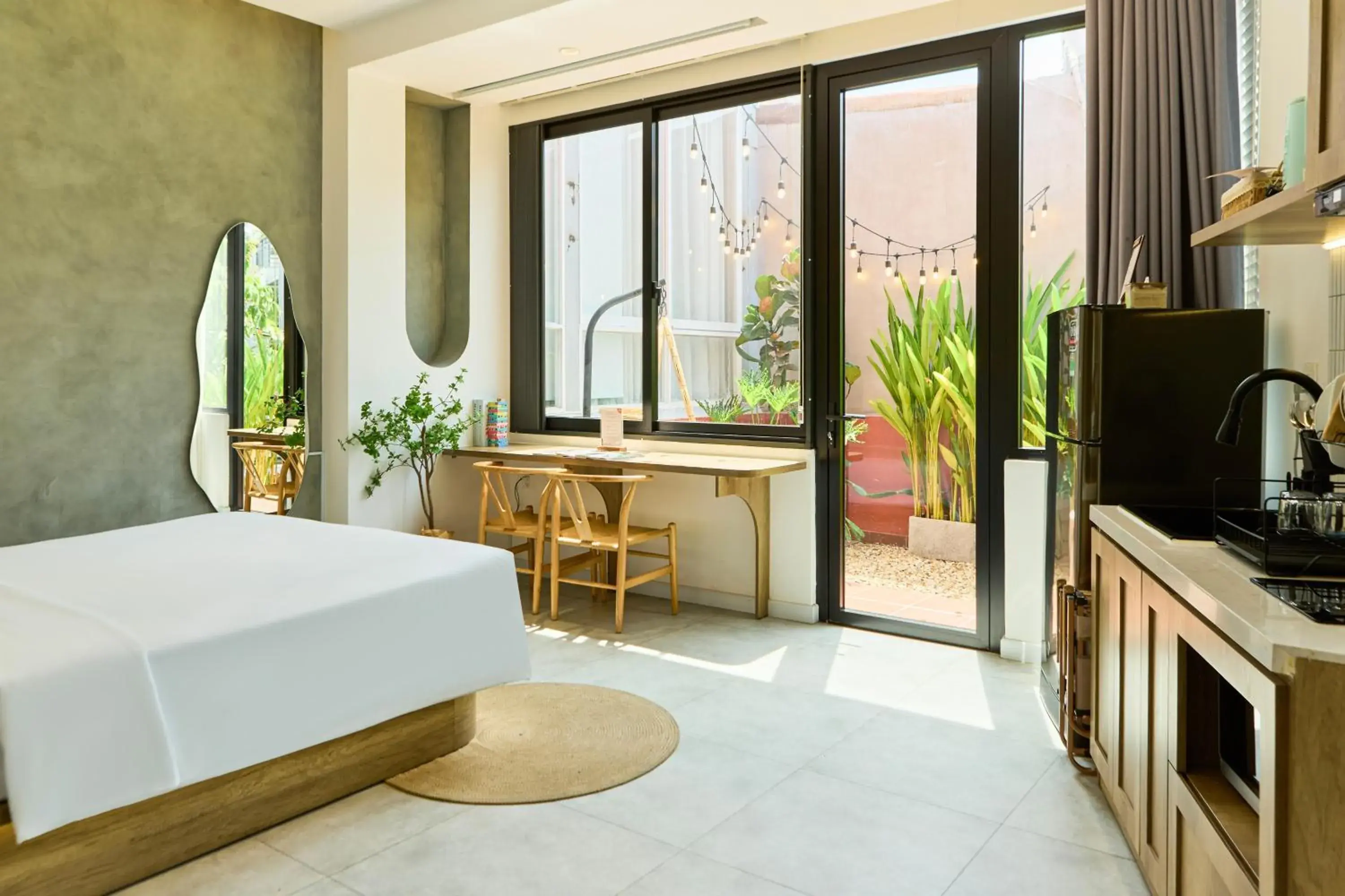 Deluxe Double Room (2 Adults + 1 Child) in Kin Wander Tân Phong, The Moonage Deluxe Double Room (2 Adults + 1 Child) in Kin Wander Tân Phong, The Moonage