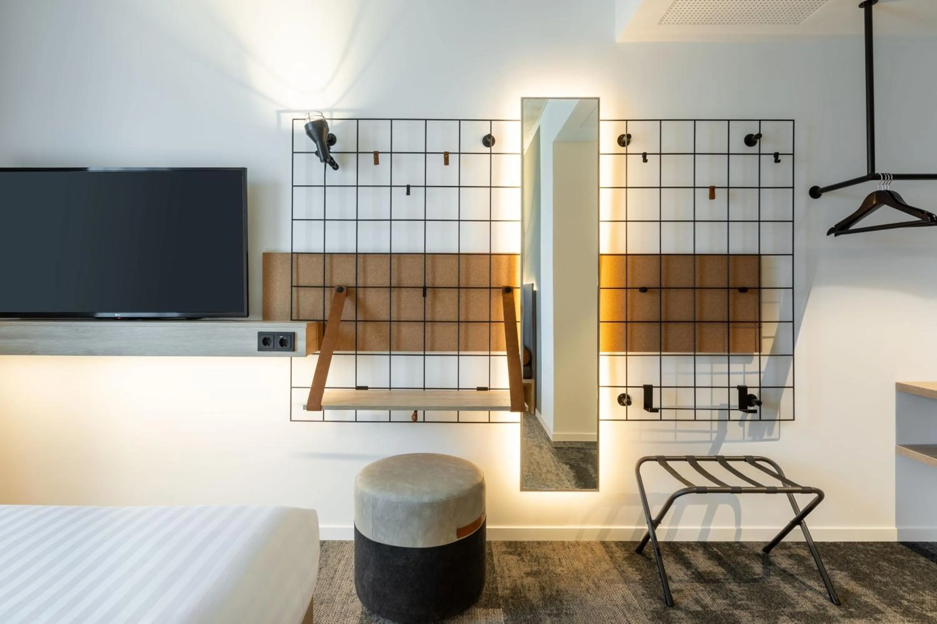 Photo of the whole room, Bed in Moxy Outletcity Metzingen