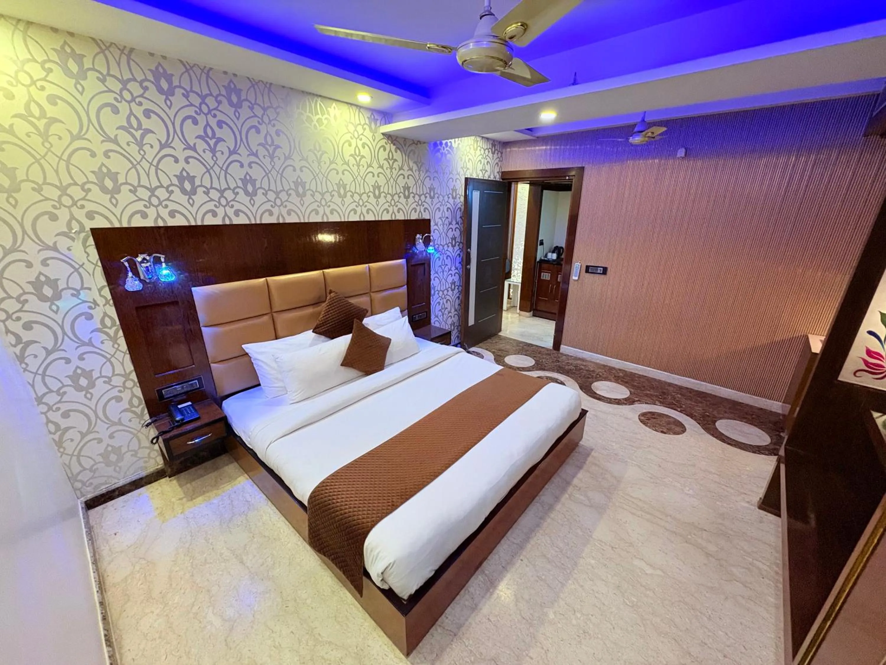 Bed in Hotel Crystal Ganga Heights 5 Min from Har Ki Pauri