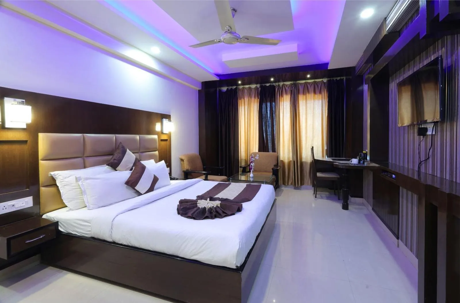 Bed in Hotel Crystal Ganga Heights 5 Min from Har Ki Pauri