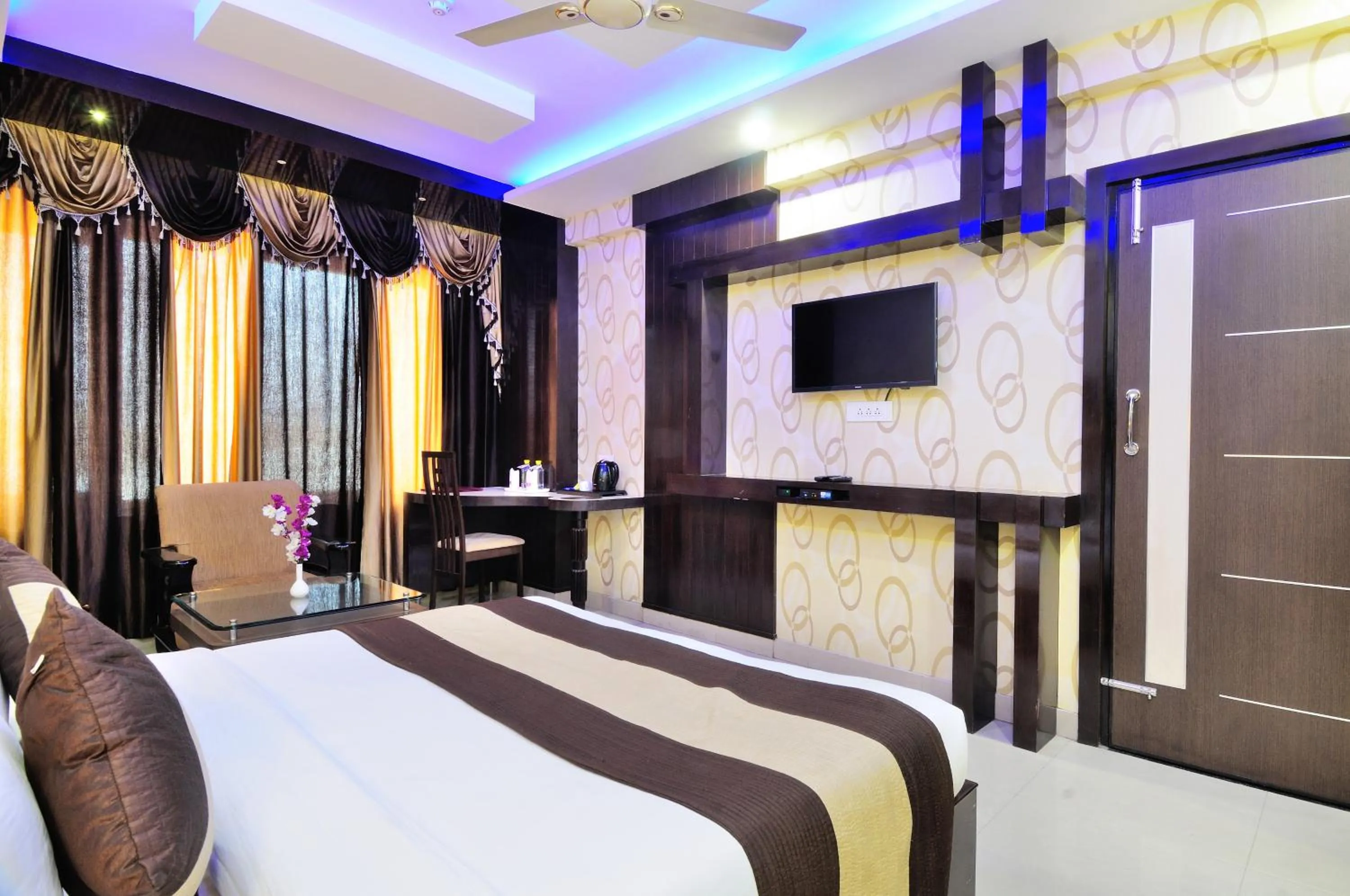 Bedroom, Bed in Hotel Crystal Ganga Heights 5 Min from Har Ki Pauri