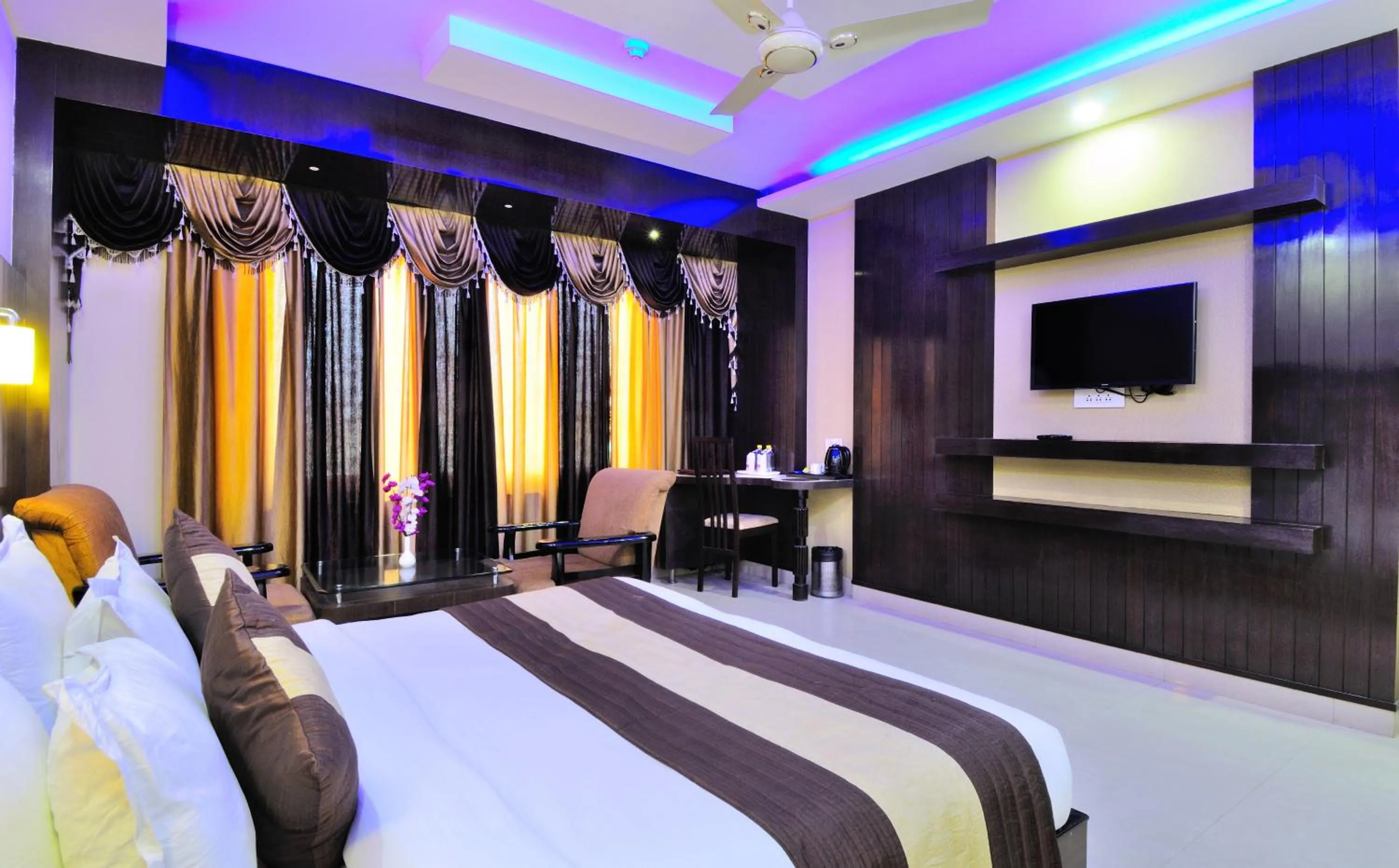 Bedroom, Bed in Hotel Crystal Ganga Heights 5 Min from Har Ki Pauri