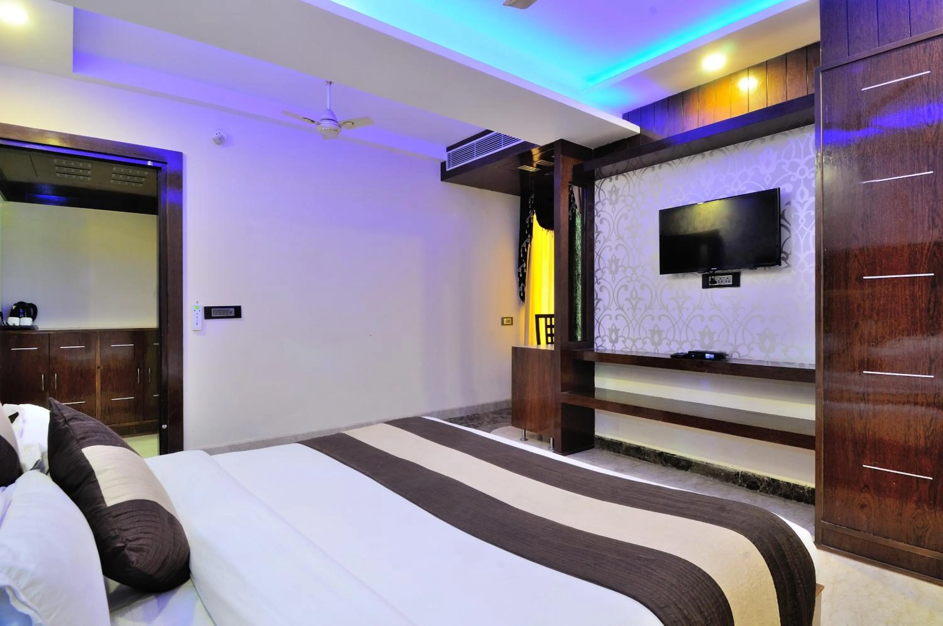 Bedroom, Bed in Hotel Crystal Ganga Heights 5 Min from Har Ki Pauri