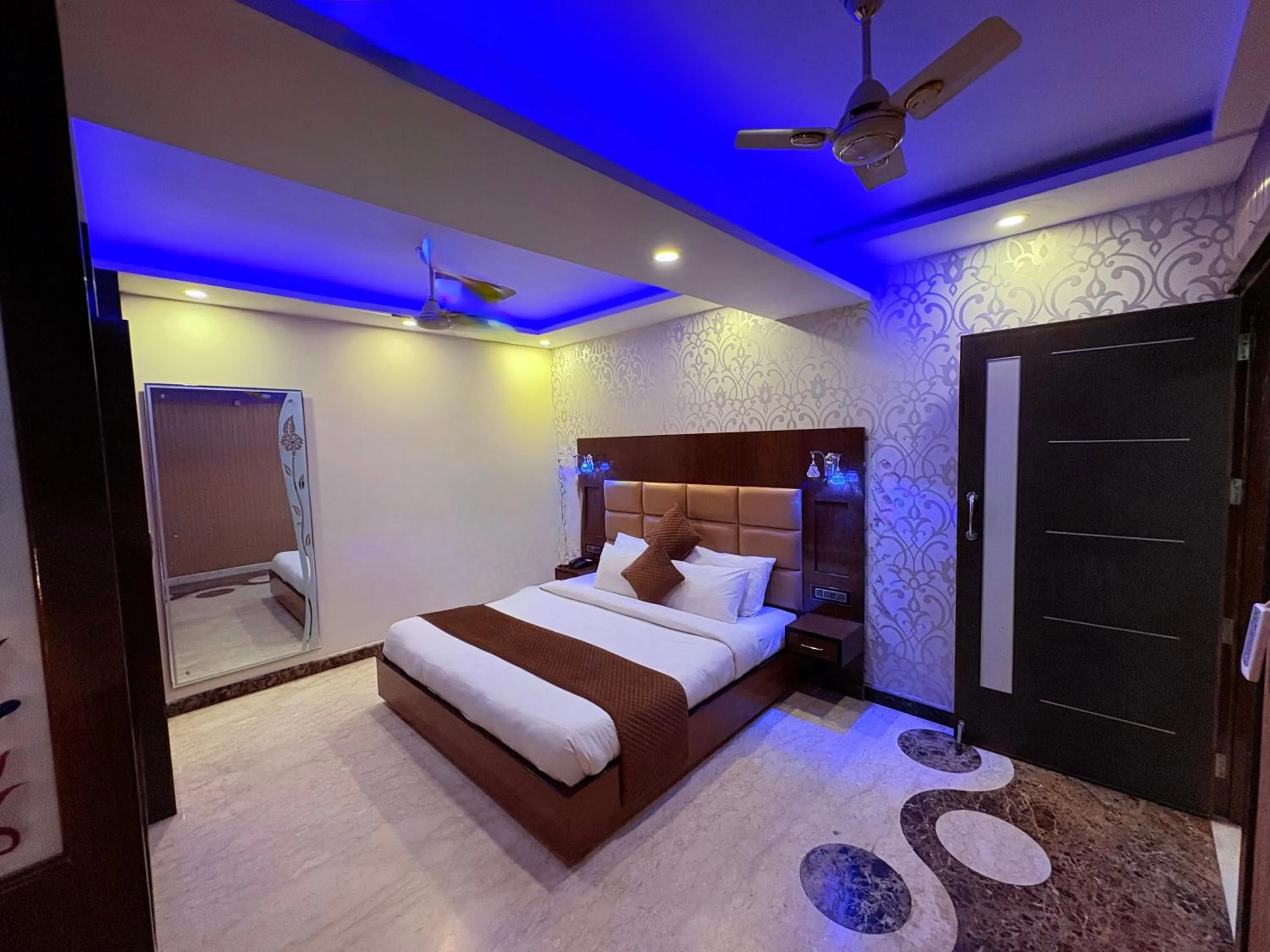 Bed in Hotel Crystal Ganga Heights 5 Min from Har Ki Pauri