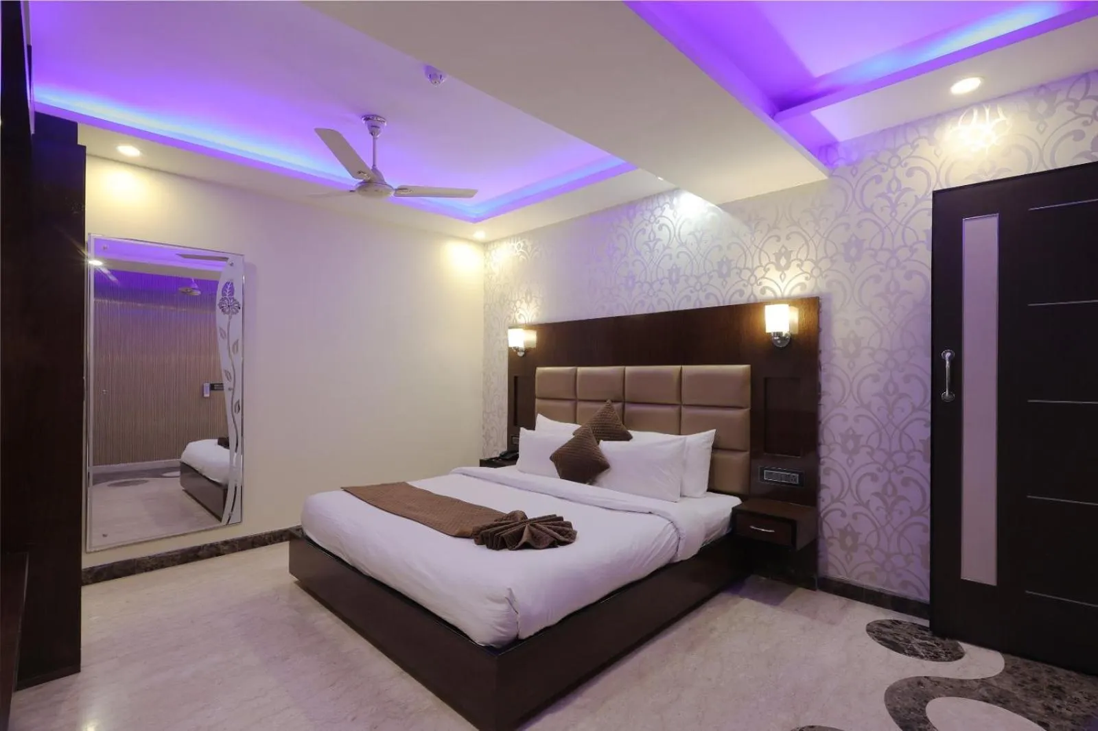 Bed in Hotel Crystal Ganga Heights 5 Min from Har Ki Pauri