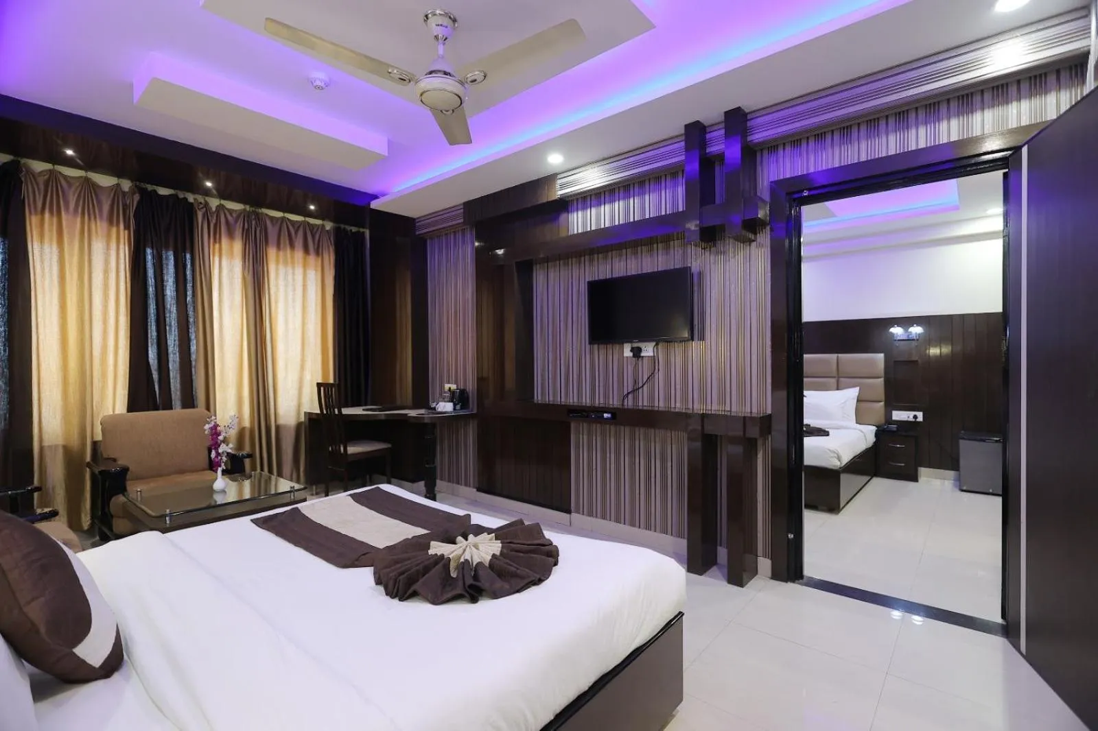 Bed in Hotel Crystal Ganga Heights 5 Min from Har Ki Pauri