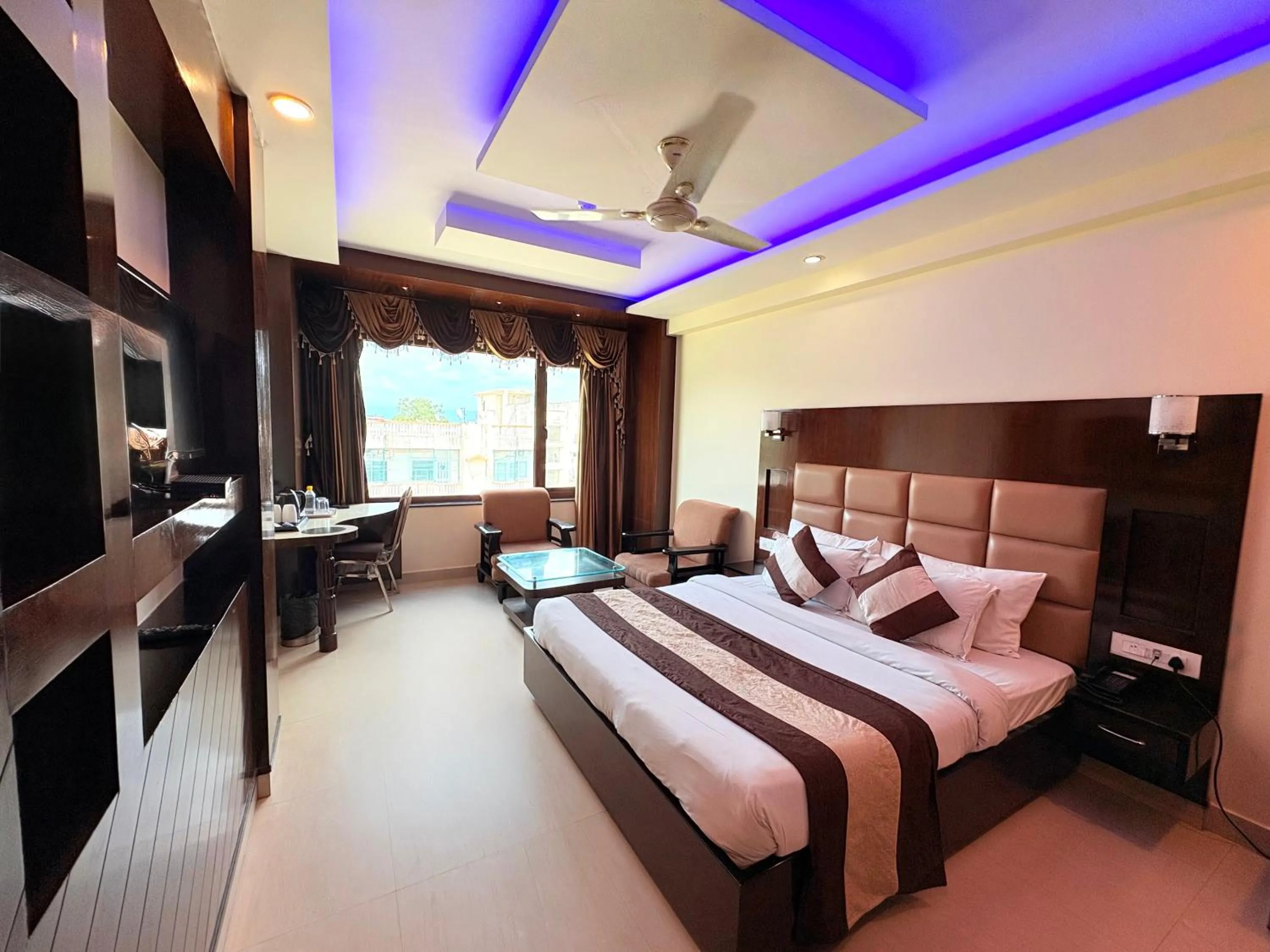 Bed in Hotel Crystal Ganga Heights 5 Min from Har Ki Pauri