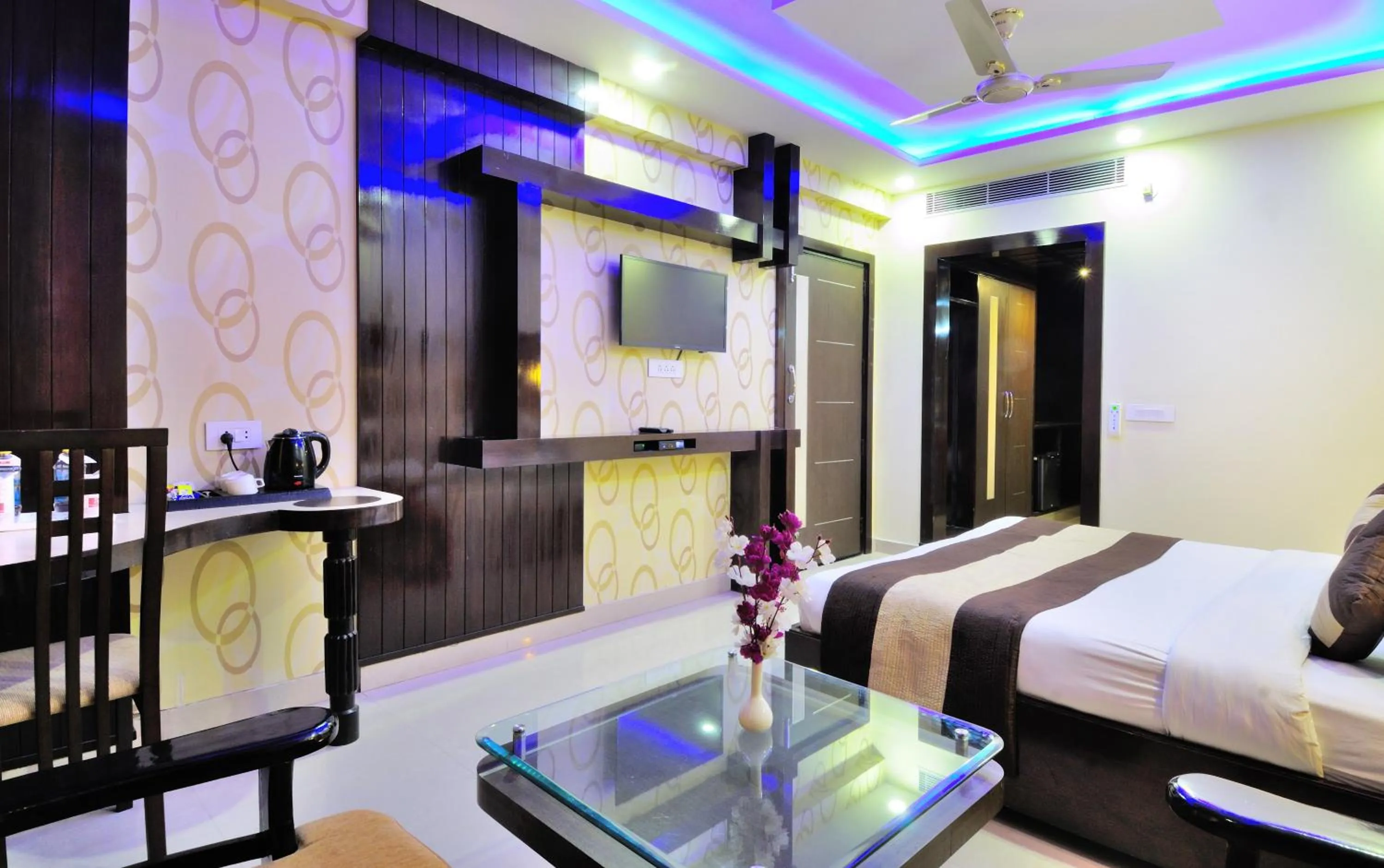 Bedroom, Bed in Hotel Crystal Ganga Heights 5 Min from Har Ki Pauri