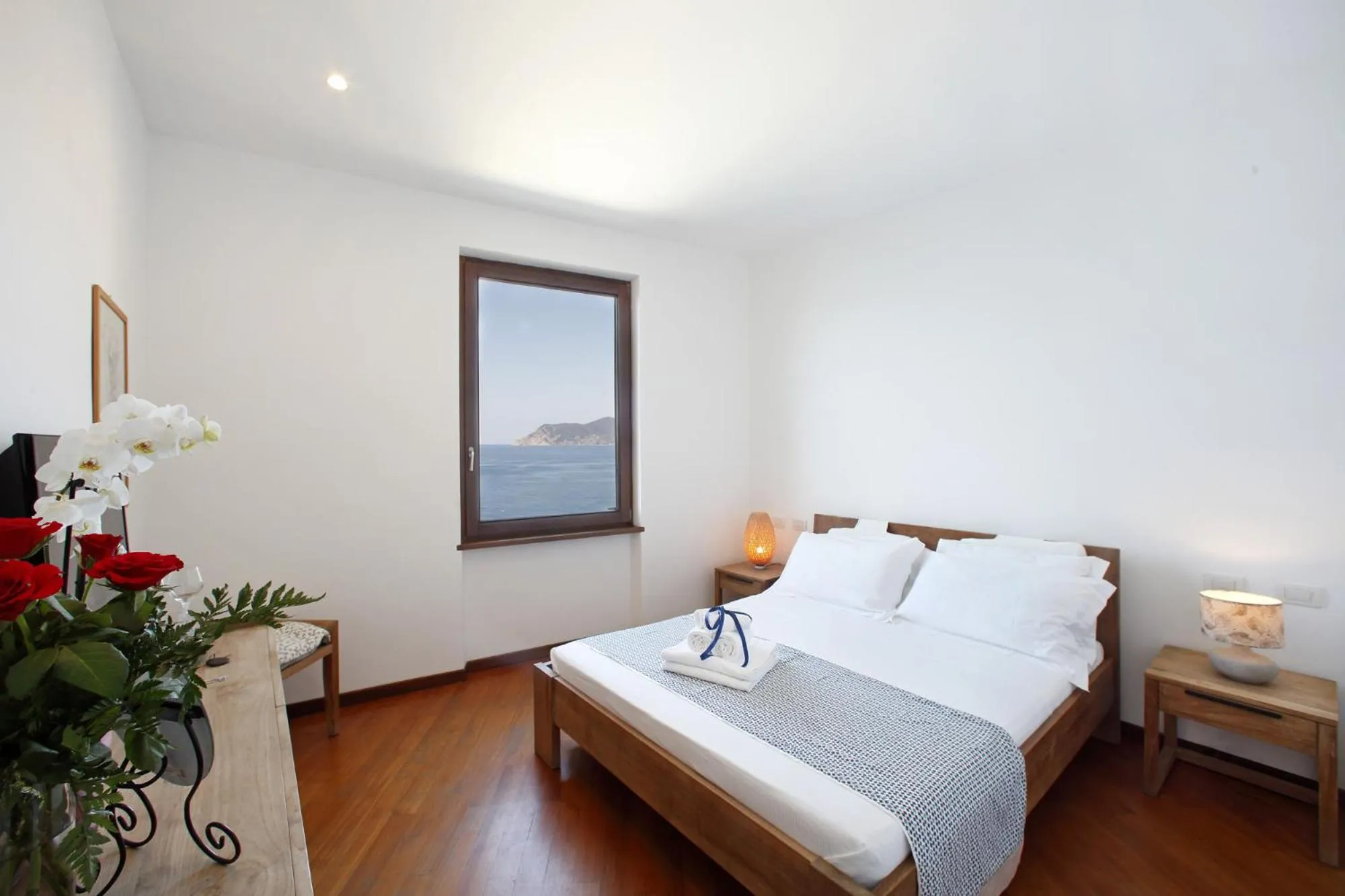 Photo of the whole room, Bed in Arpaiu