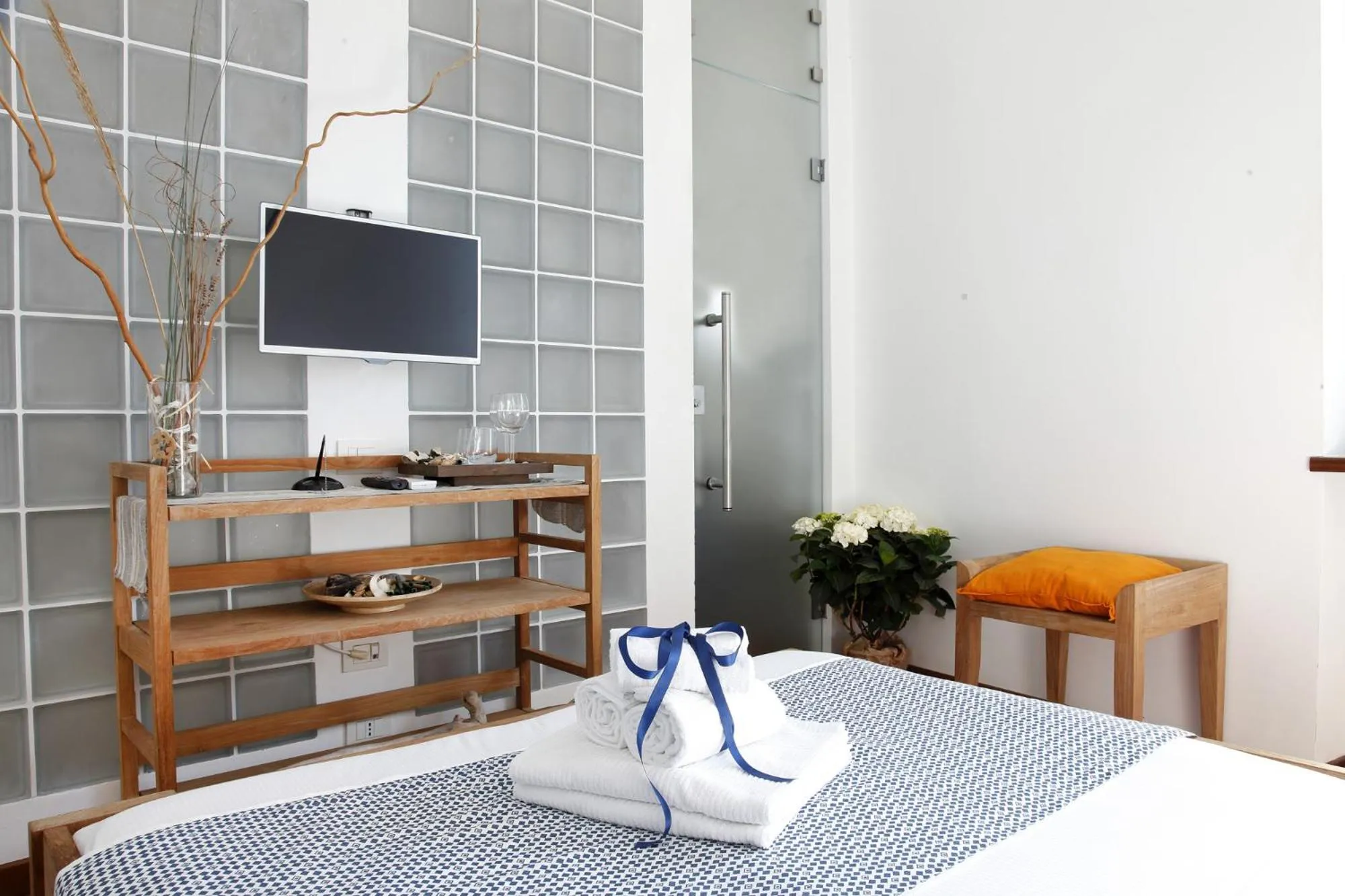 Photo of the whole room, Bed in Arpaiu