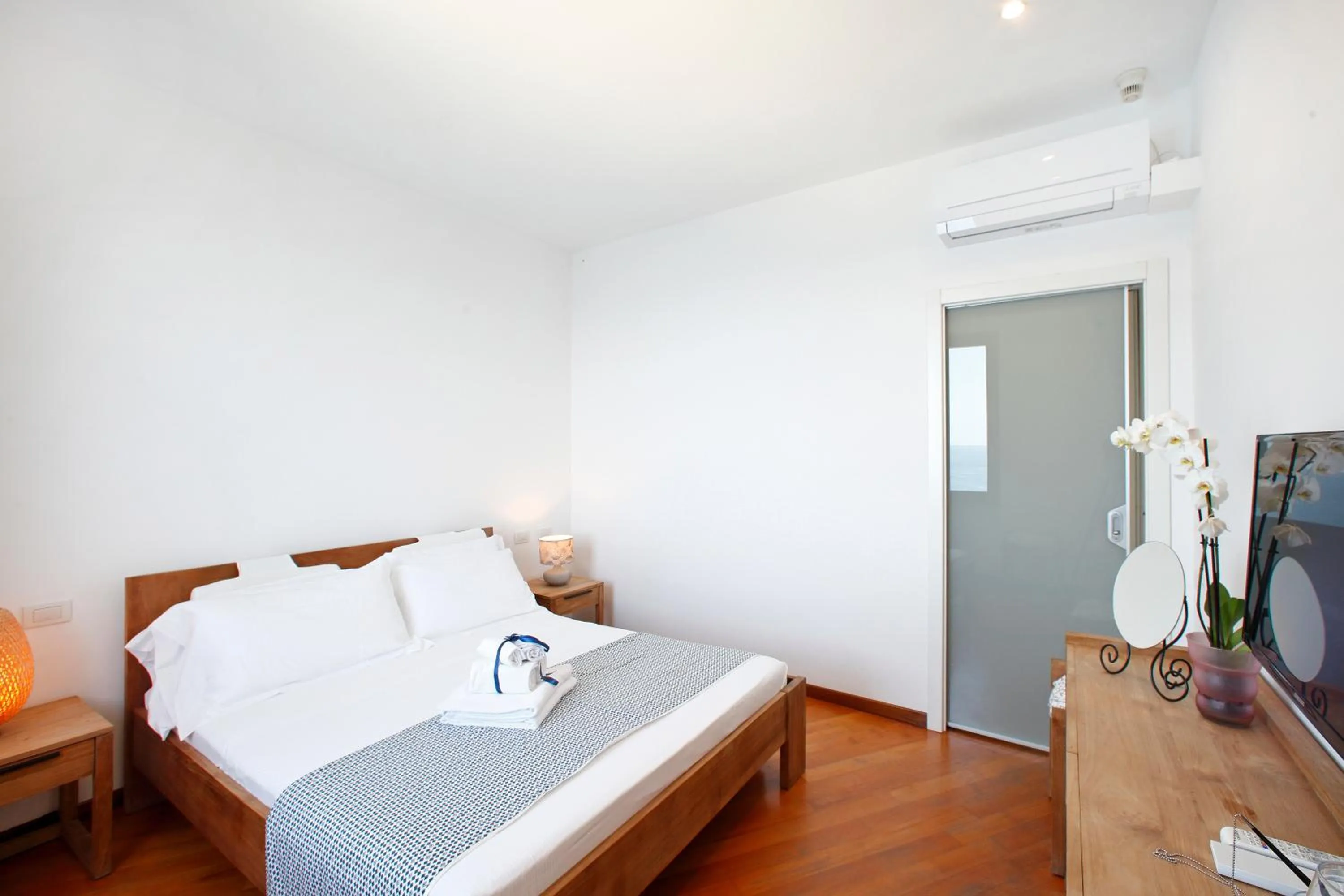 Photo of the whole room, Bed in Arpaiu