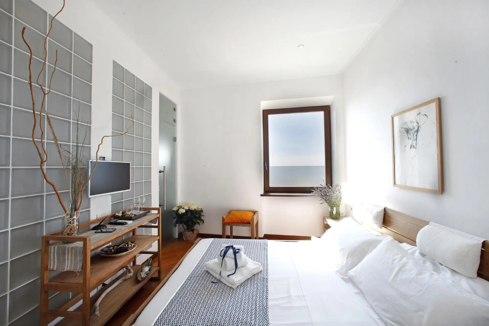 Photo of the whole room, Bed in Arpaiu