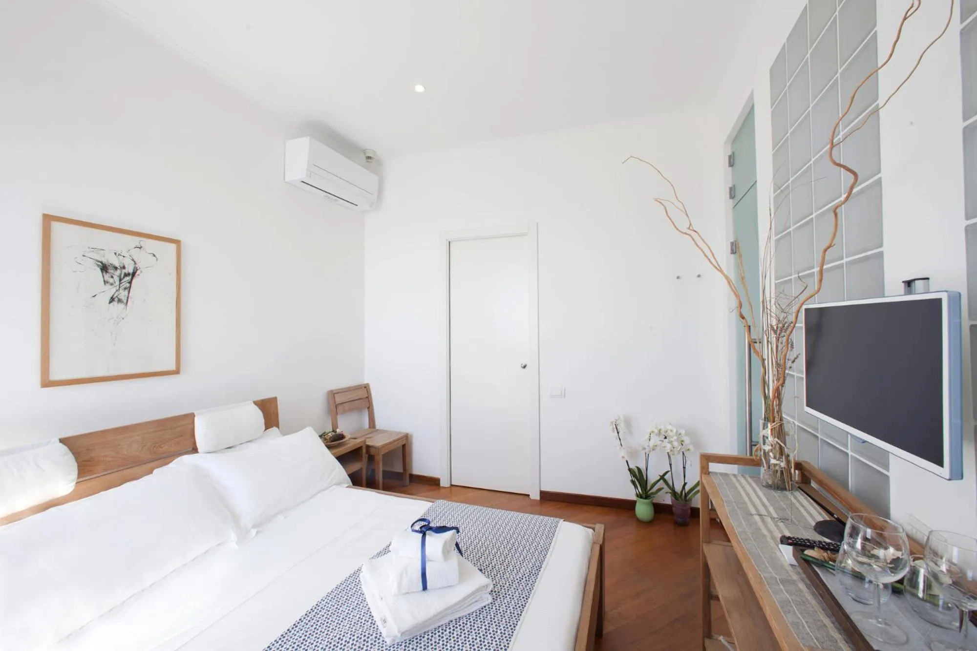 Photo of the whole room, Bed in Arpaiu