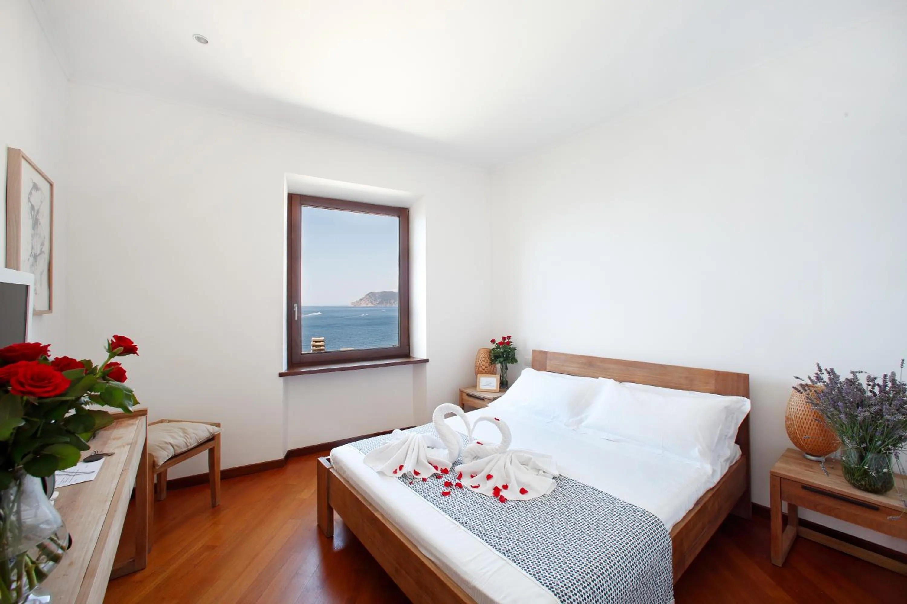 Photo of the whole room, Bed in Arpaiu