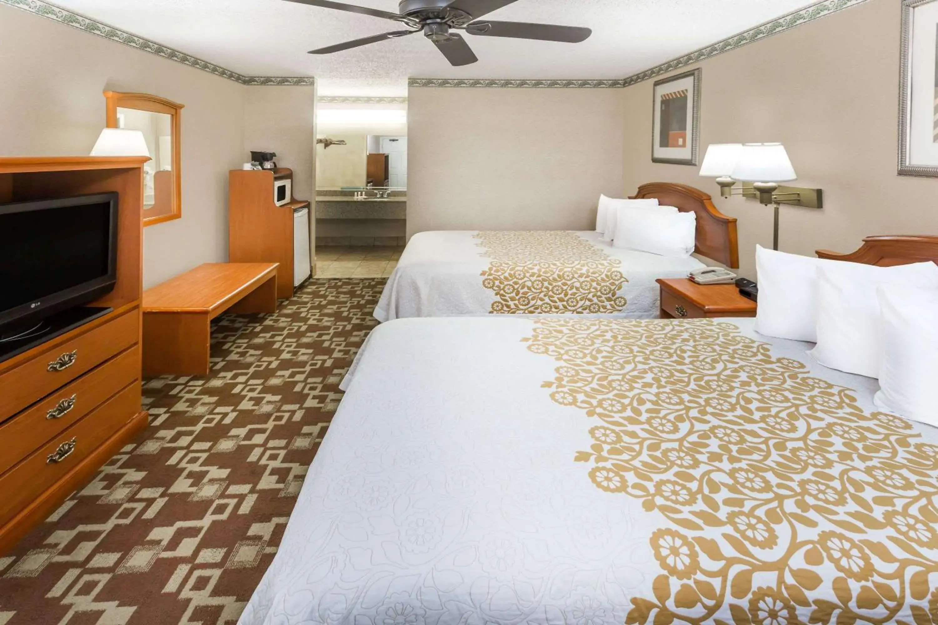 Photo of the whole room, Bed in Days Inn by Wyndham Batesville Photo of the whole room, Bed in Days Inn by Wyndham Batesville