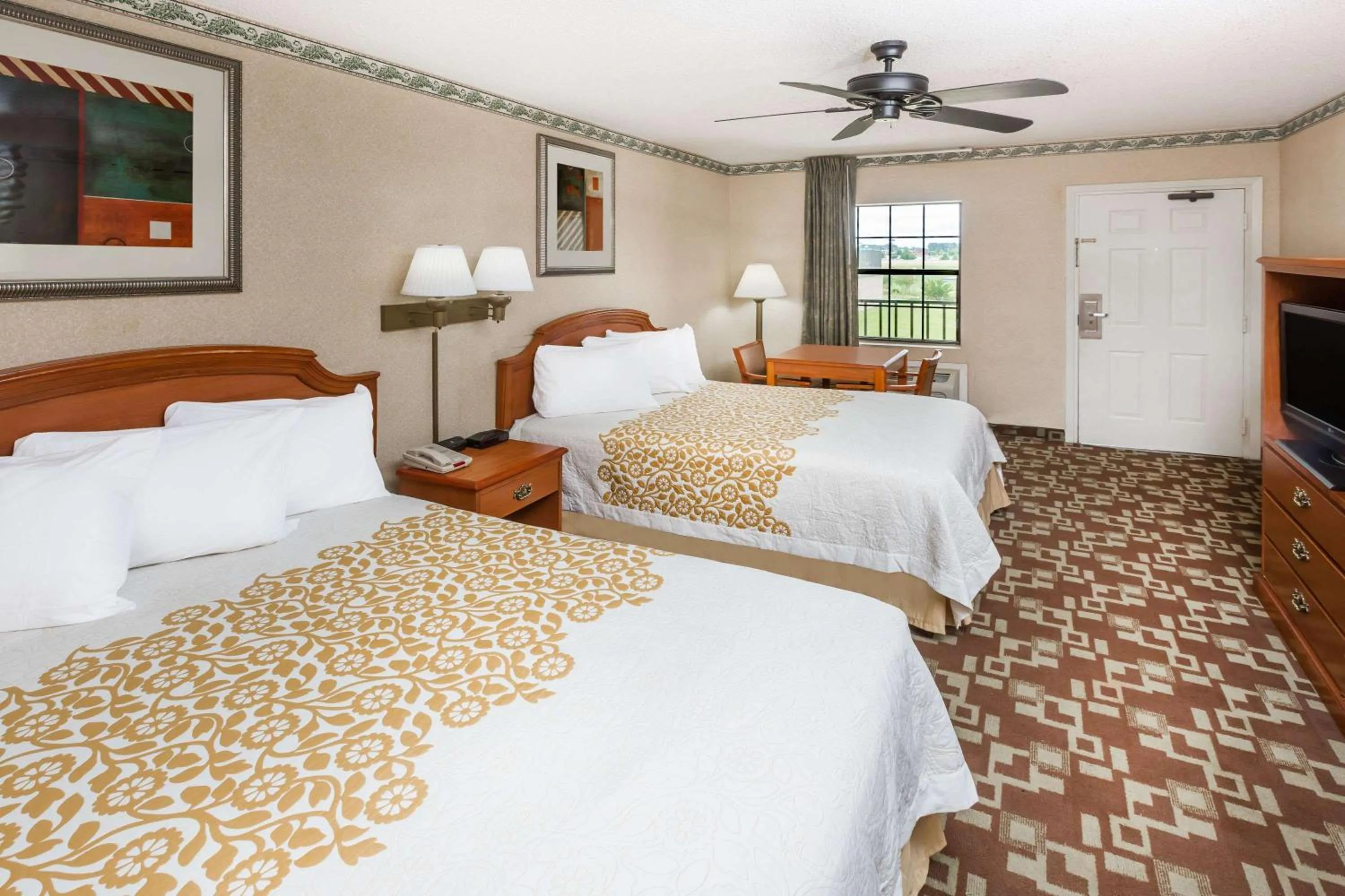 Photo of the whole room, Bed in Days Inn by Wyndham Batesville