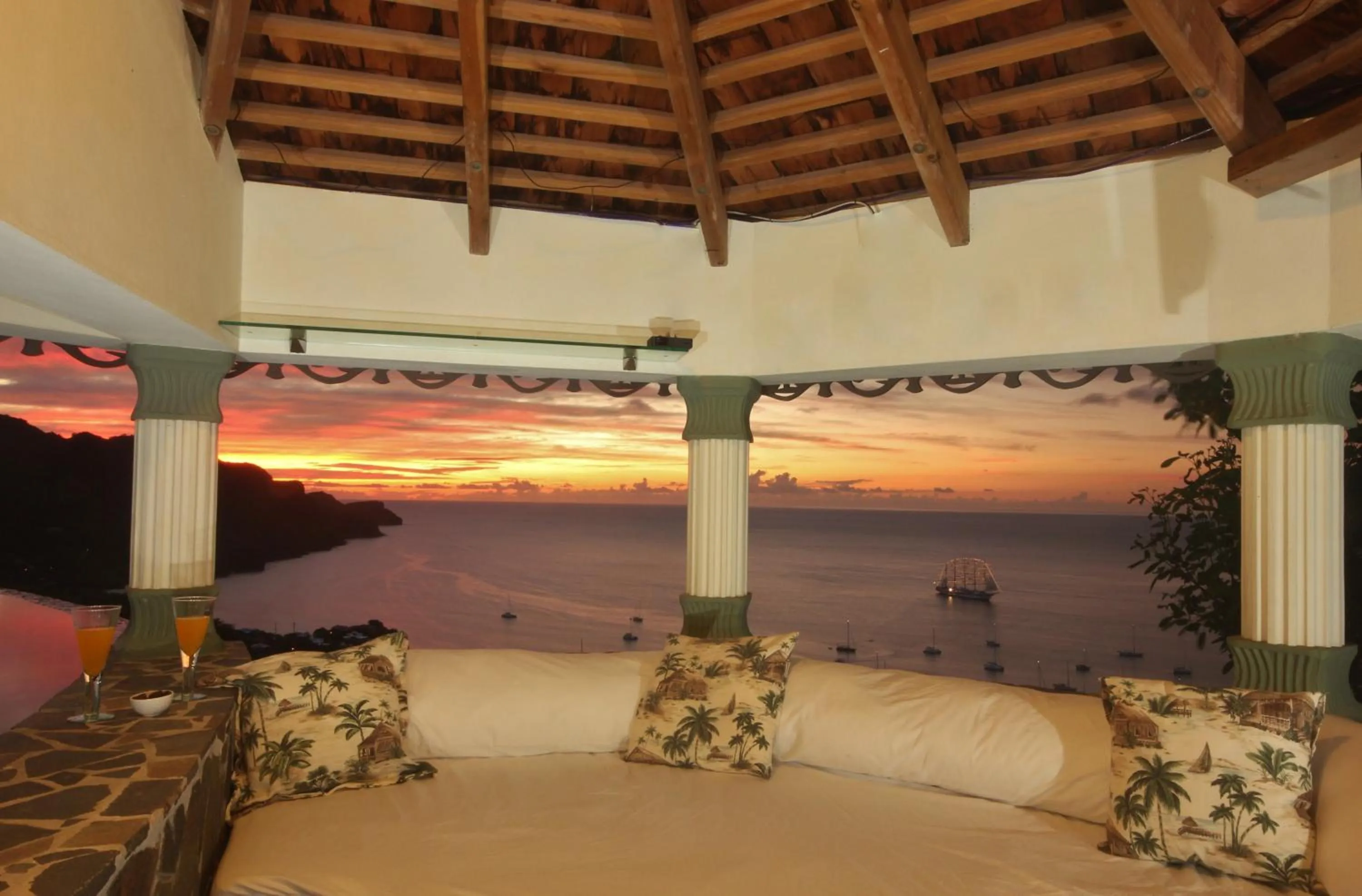 Communal lounge/ TV room in Tropical Hideaway