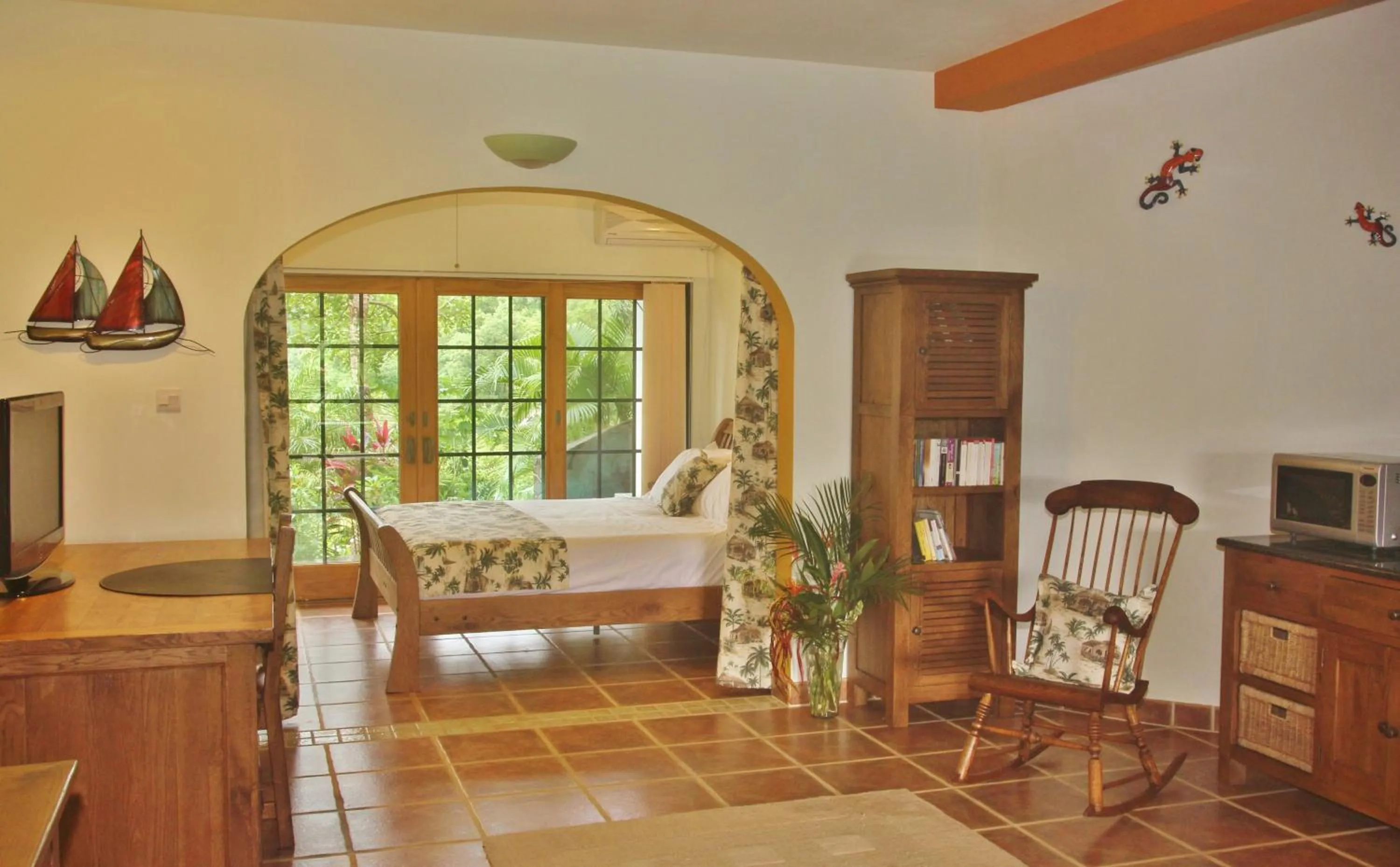 Bed in Tropical Hideaway