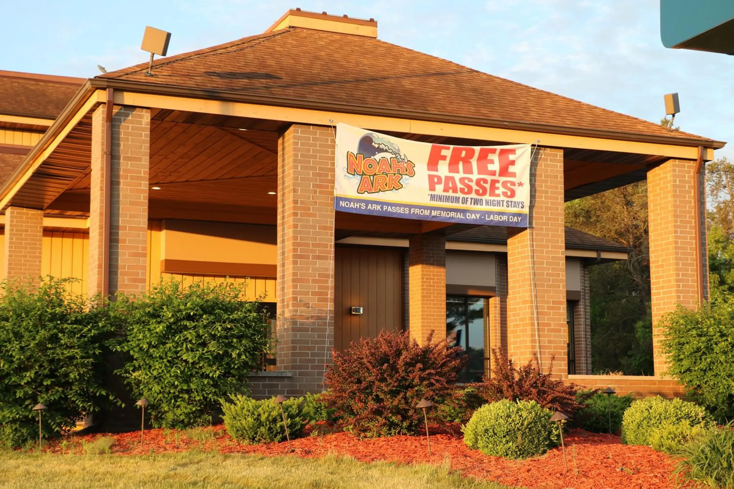 Property building in Best Western Ambassador Inn & Suites Property building in Best Western Ambassador Inn & Suites