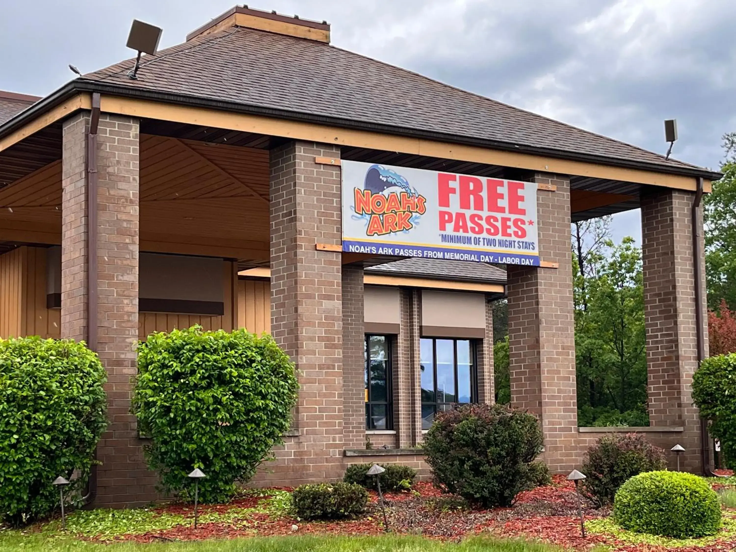 Property building in Best Western Ambassador Inn & Suites Property building in Best Western Ambassador Inn & Suites