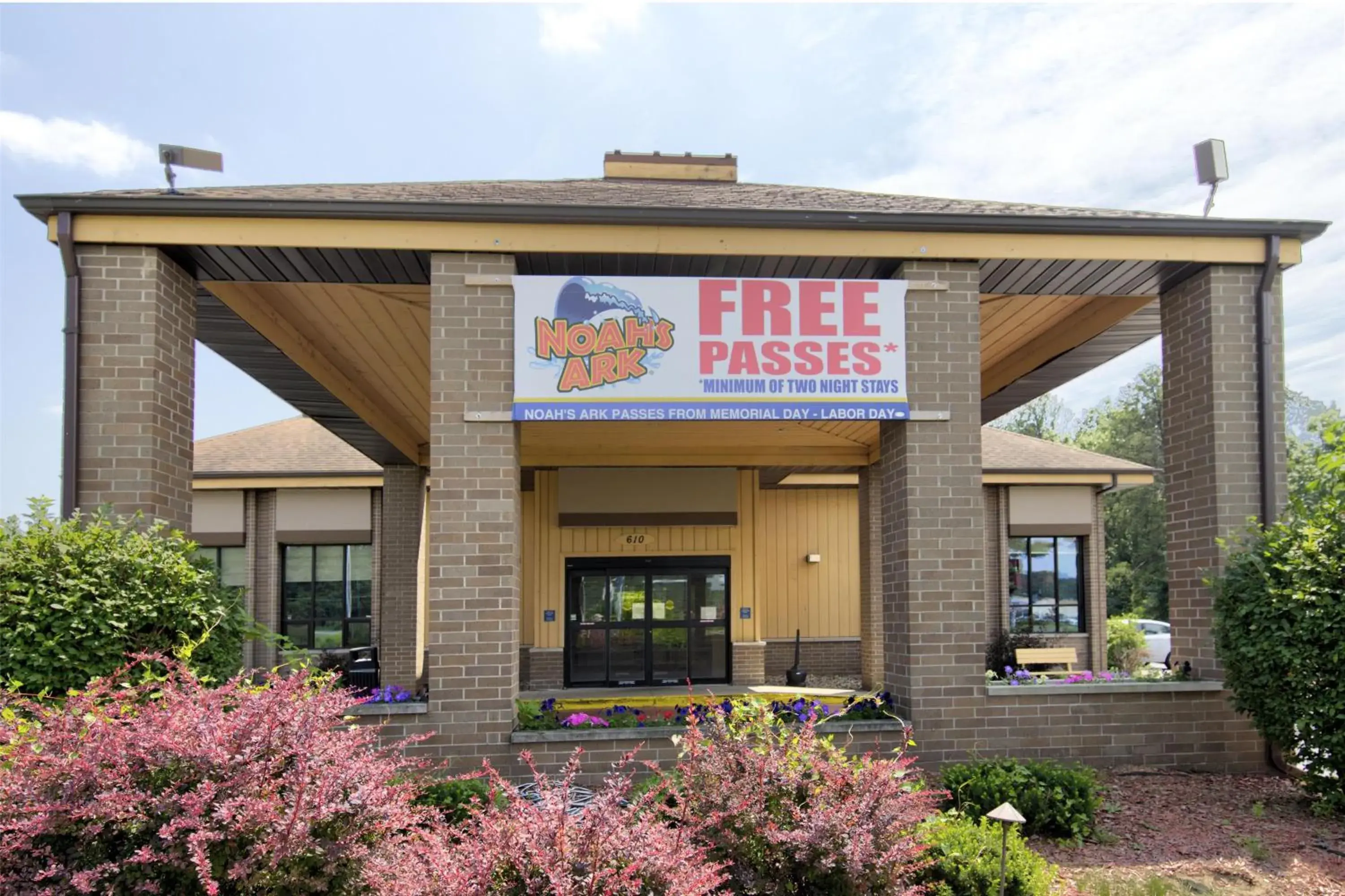 Property building in Best Western Ambassador Inn & Suites Property building in Best Western Ambassador Inn & Suites