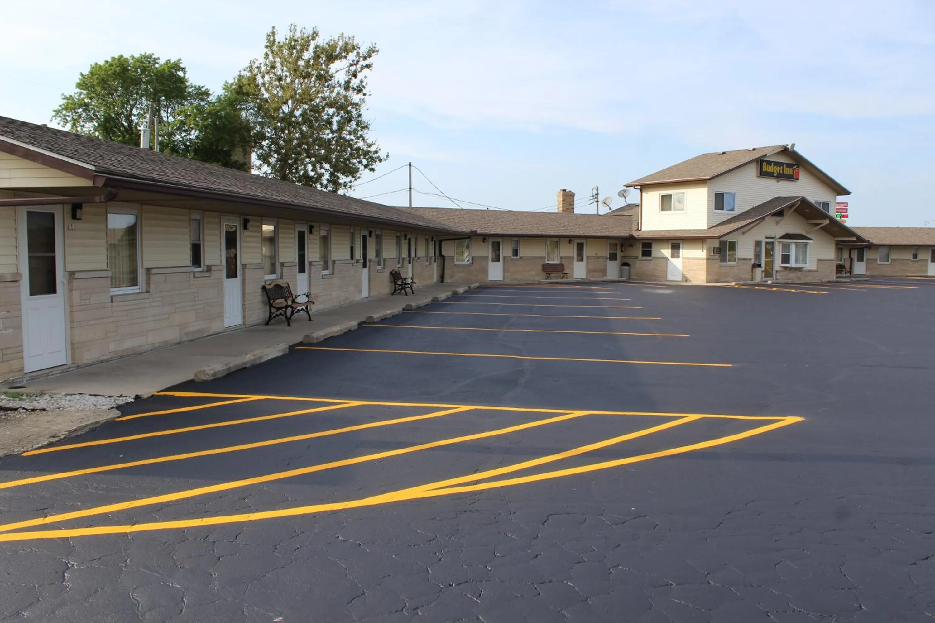 Property building in The Perrysburg Budget Inn