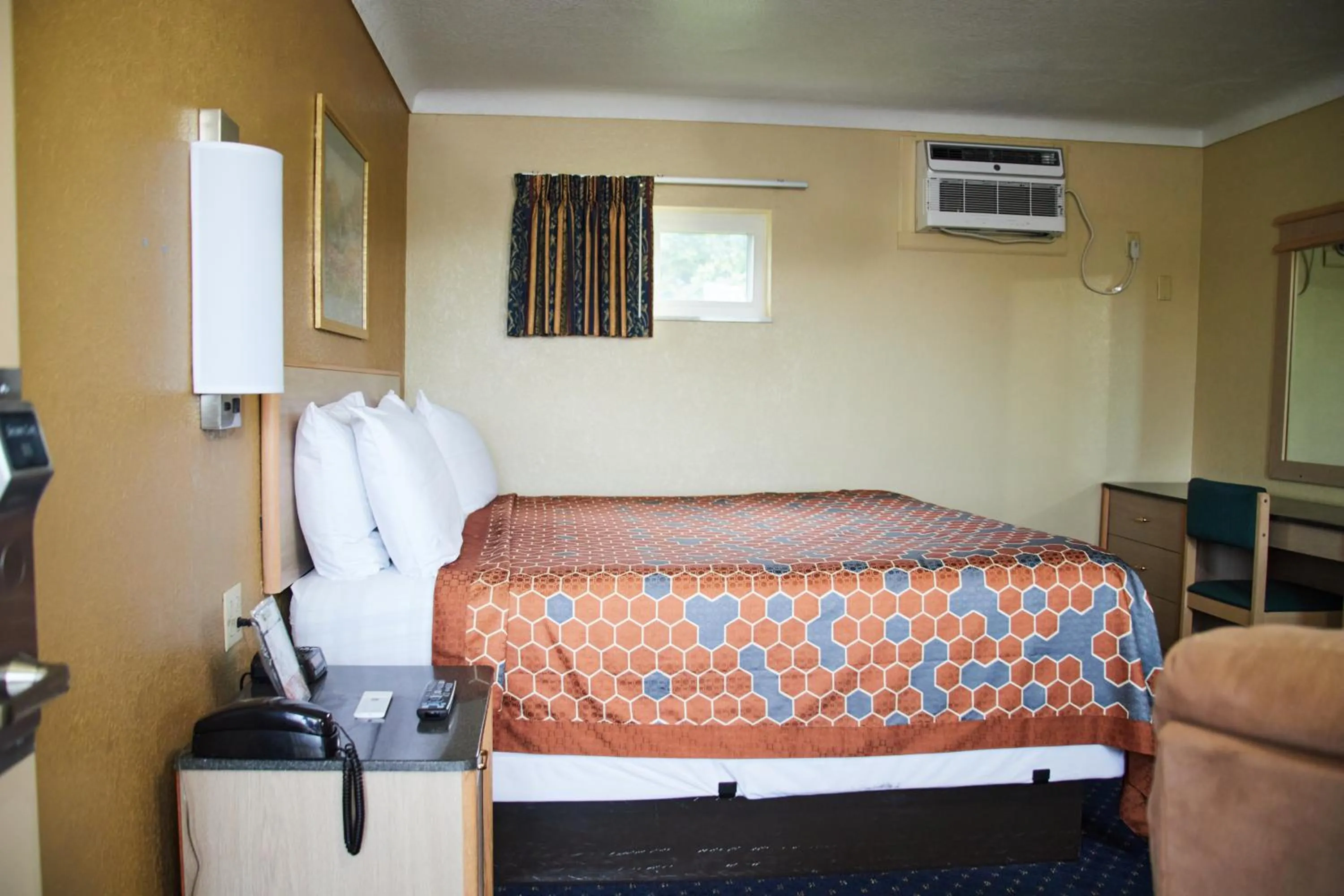 Bed in The Perrysburg Budget Inn