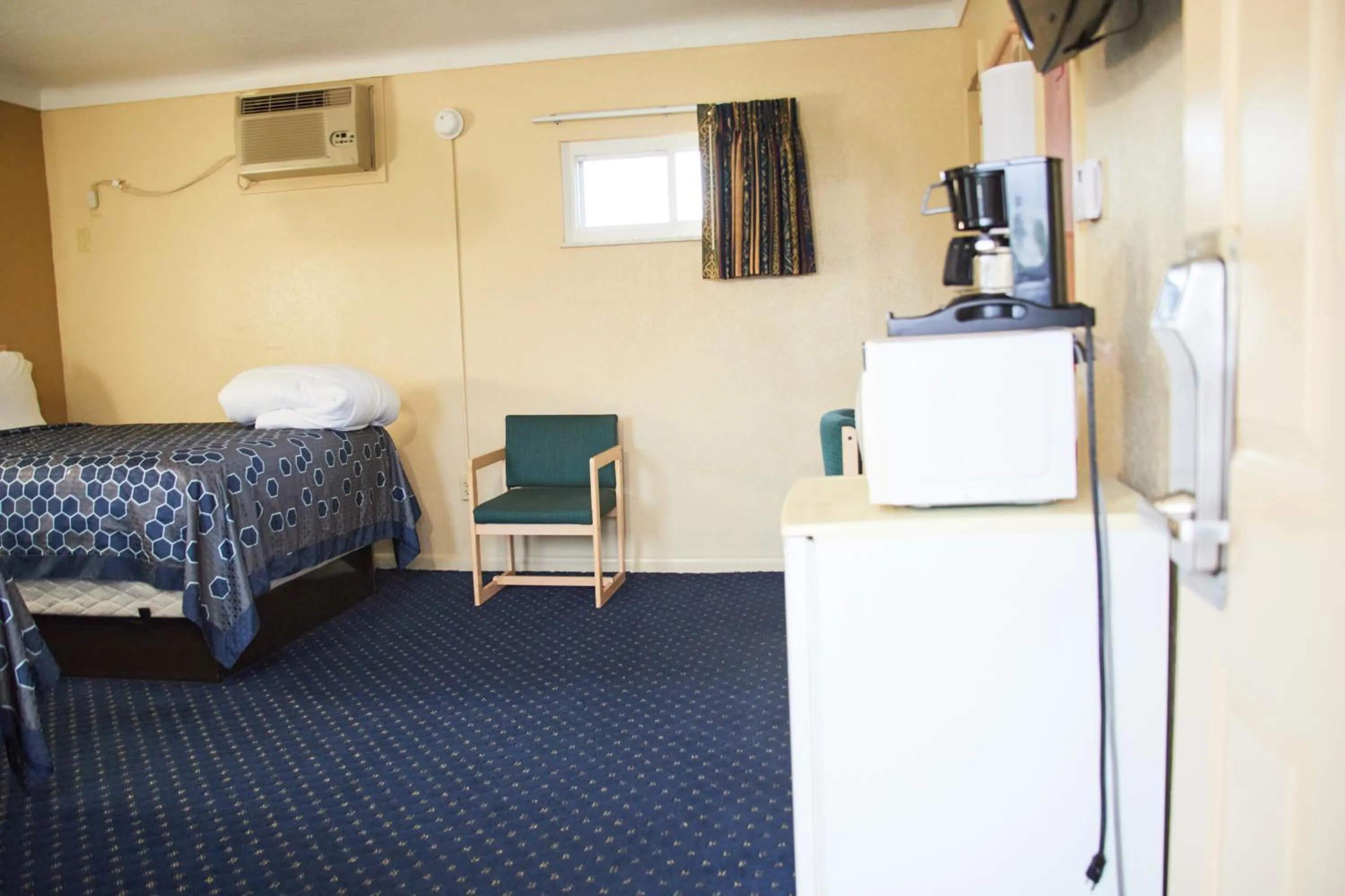 Bed in The Perrysburg Budget Inn