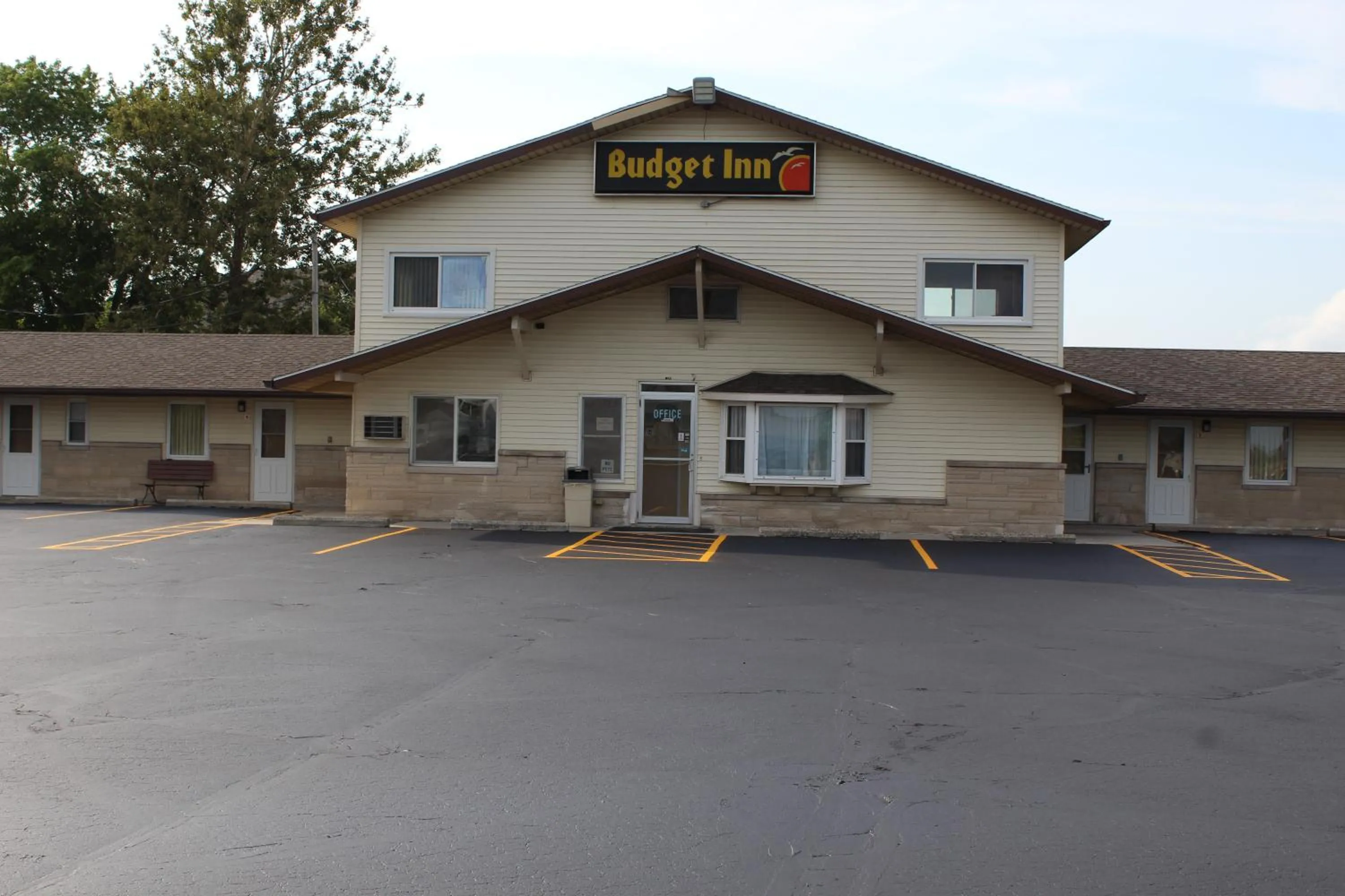Property building in The Perrysburg Budget Inn