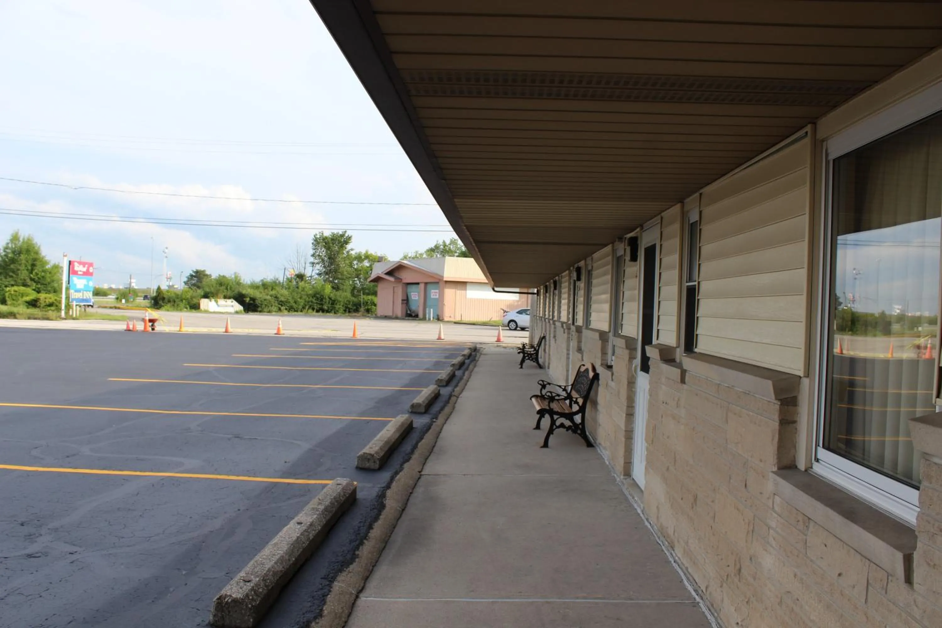 Property building in The Perrysburg Budget Inn