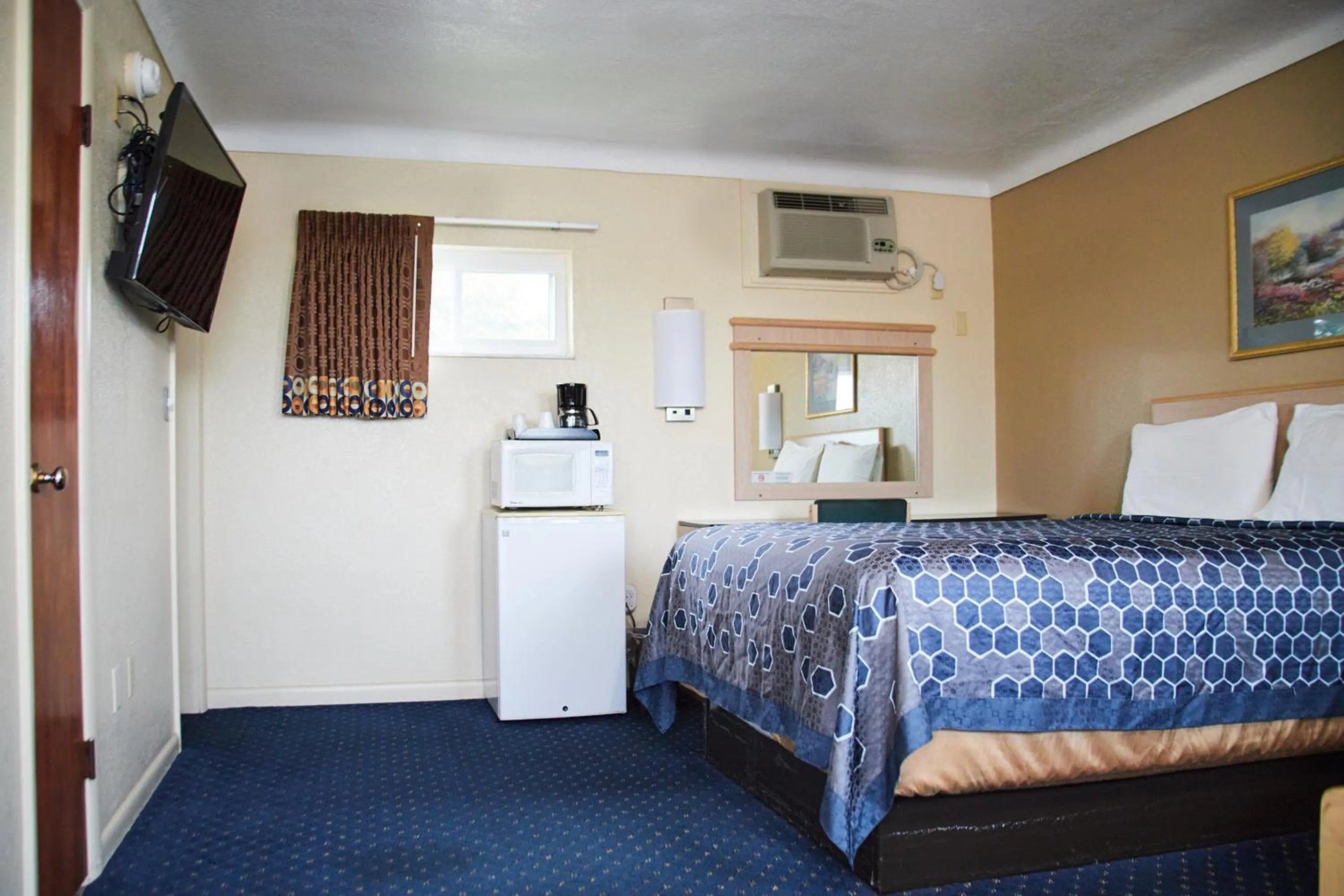 Bed in The Perrysburg Budget Inn