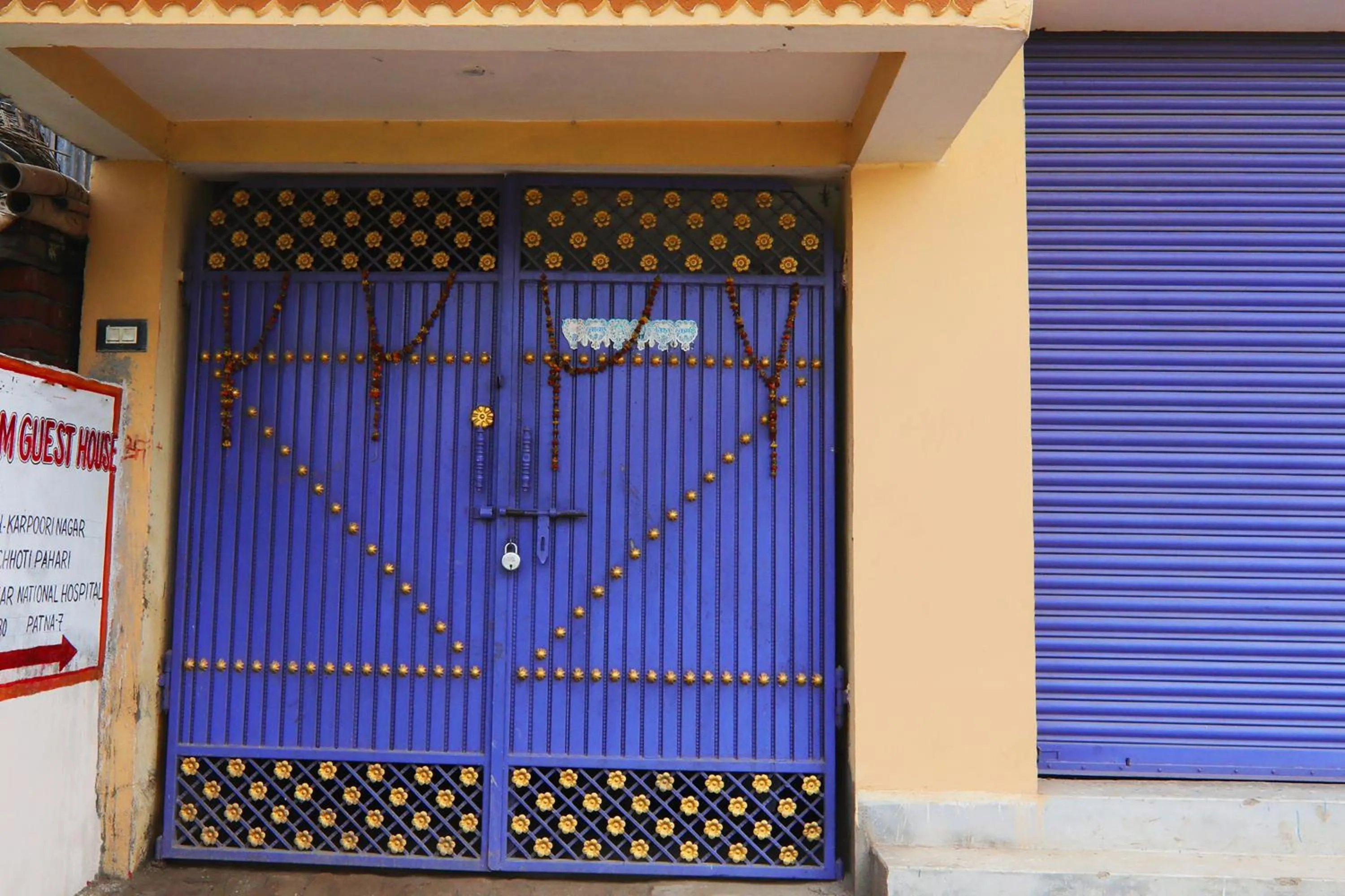 Facade/entrance in Hotel O OM Guest House